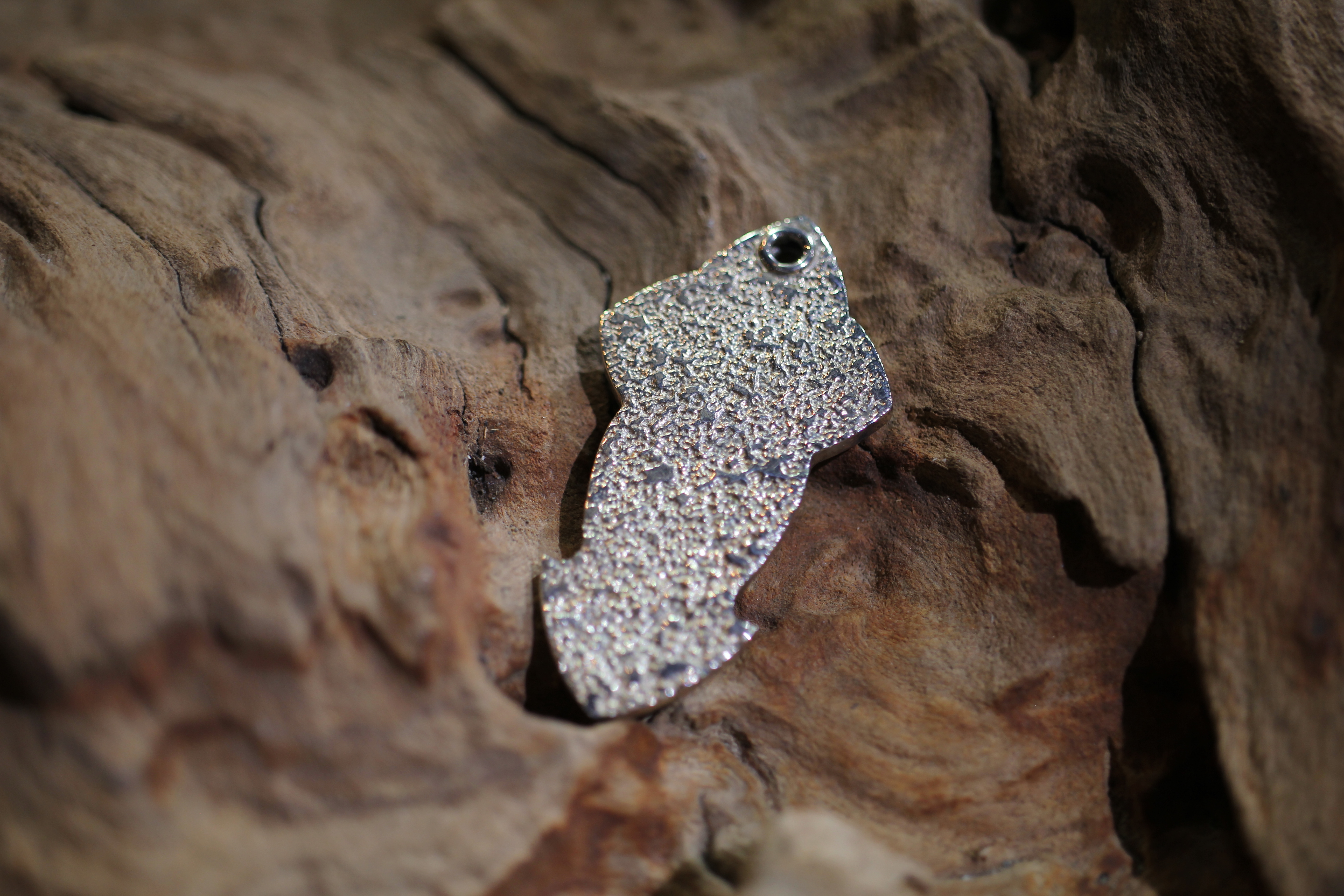 Black Venom Jewelry- Freedom & Prayer 純銀Tufa沙鑄吊墜。