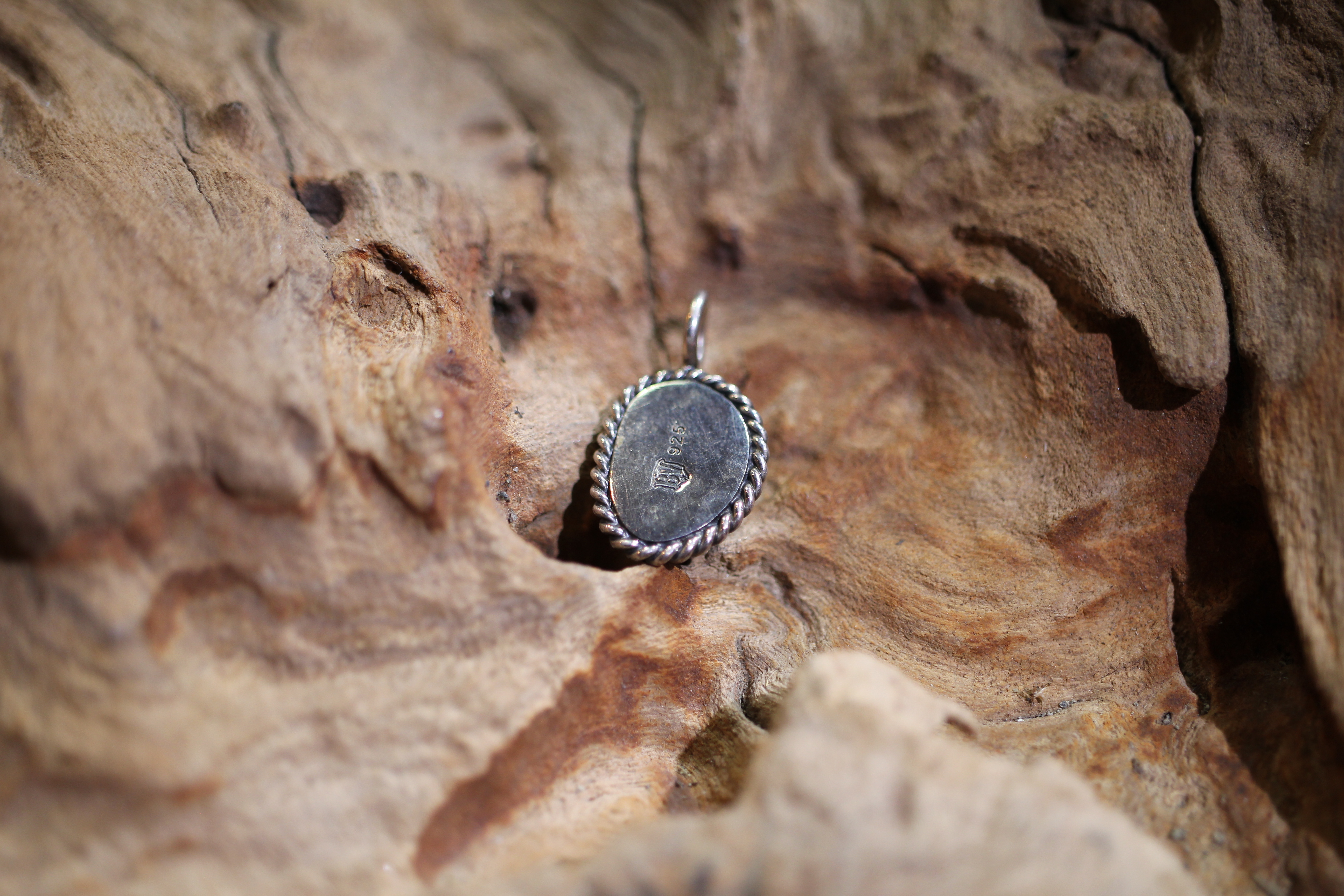 Black Venom Jewelry- Freedom & Prayer 天然寶石吊墜。