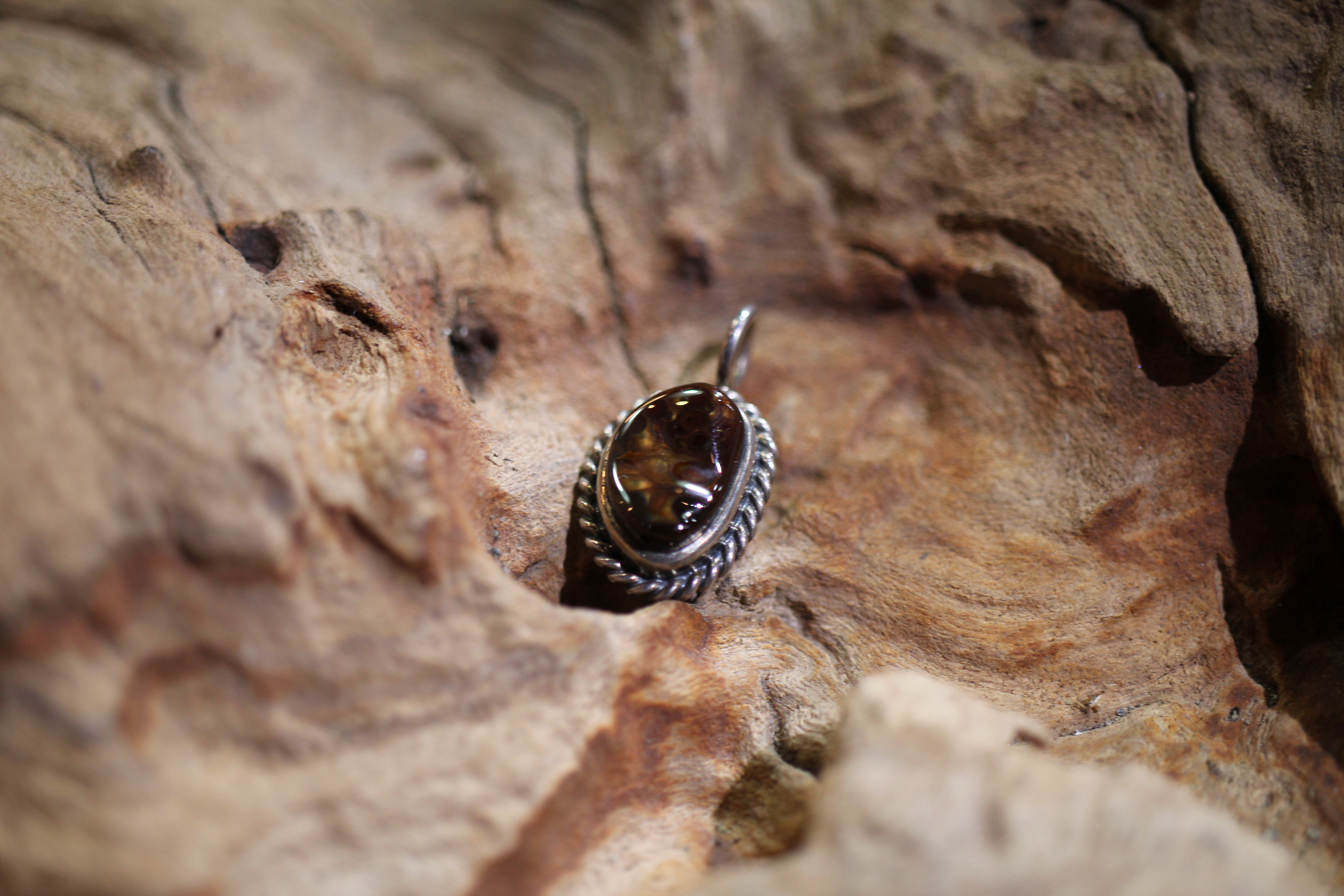 Black Venom Jewelry- Freedom & Prayer 天然寶石吊墜。