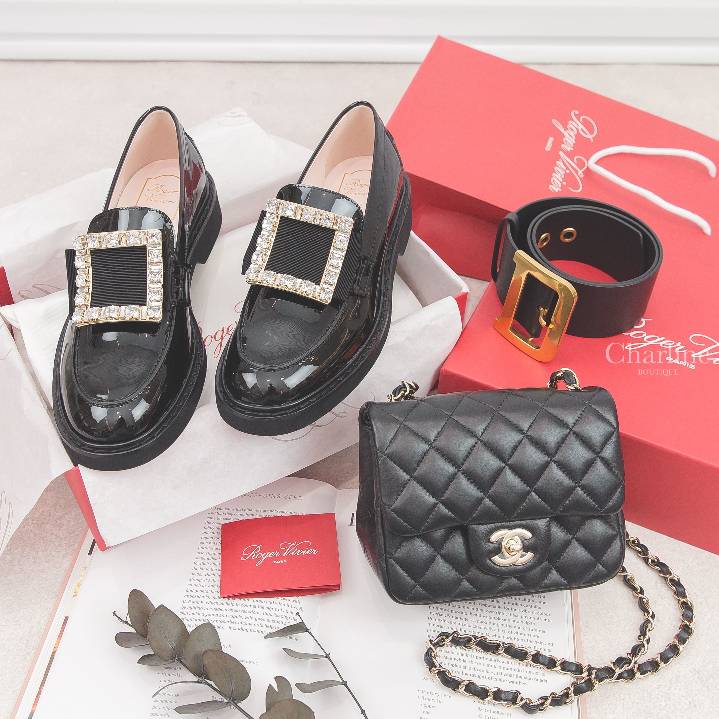 Roger Vivier Loafers 黑色漆皮淡金色水晶方釦平底樂福鞋,Chanel Mini Flap Bag 黑色金鍊小羊皮肩背包 ,Dior Diorquake Belt 黑色金D牛皮皮帶-Charline Boutique 精品代購
