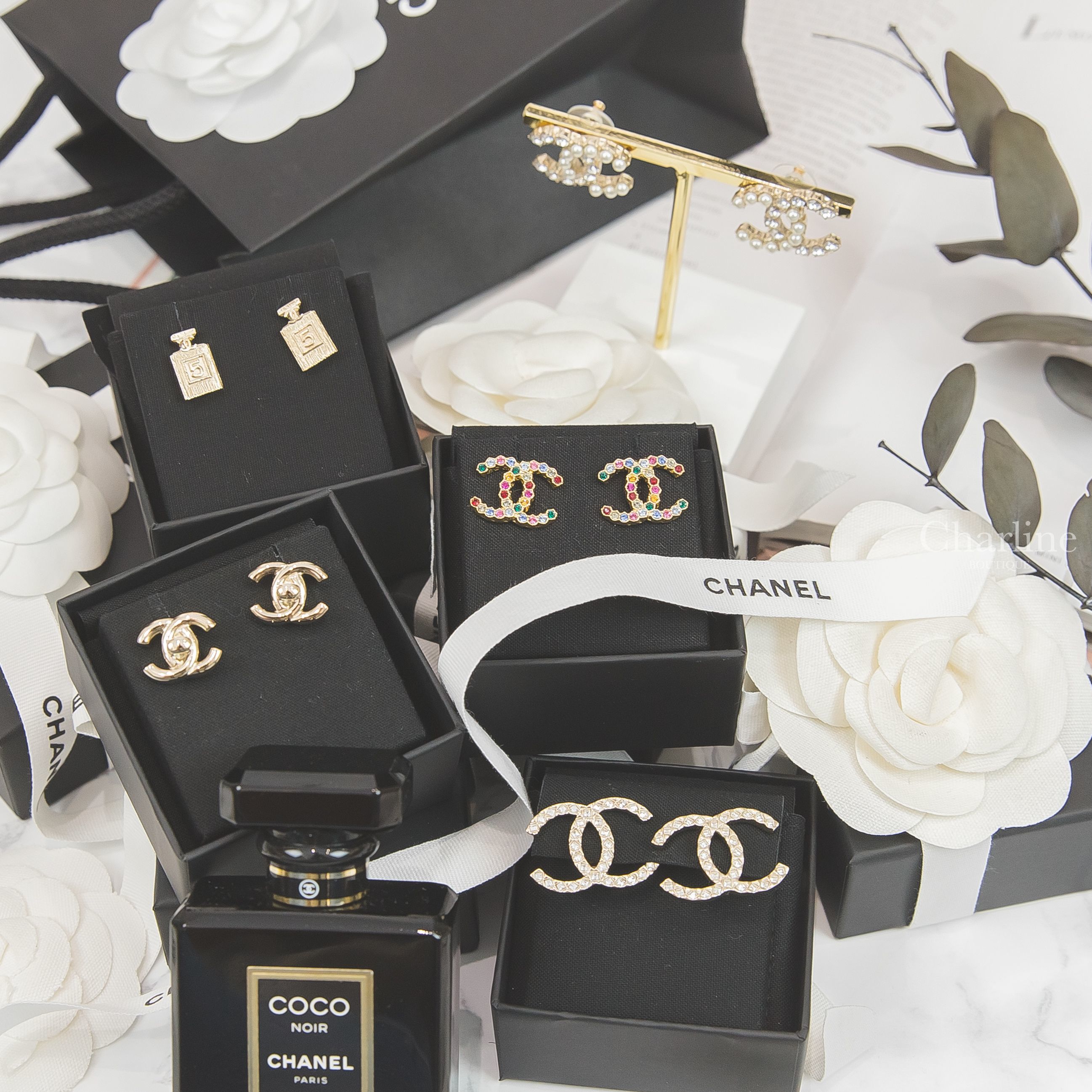 Chanel Earrings 金色方格水鑽CC夾式耳環,Chanel 金色香奈兒五號香水瓶耳環,Chanel 金色CC耳環,Chanel 淡金色白色珍珠水鑽CC耳環,Chanel金色彩色CC水鑽耳環-Charline Boutique 精品代購