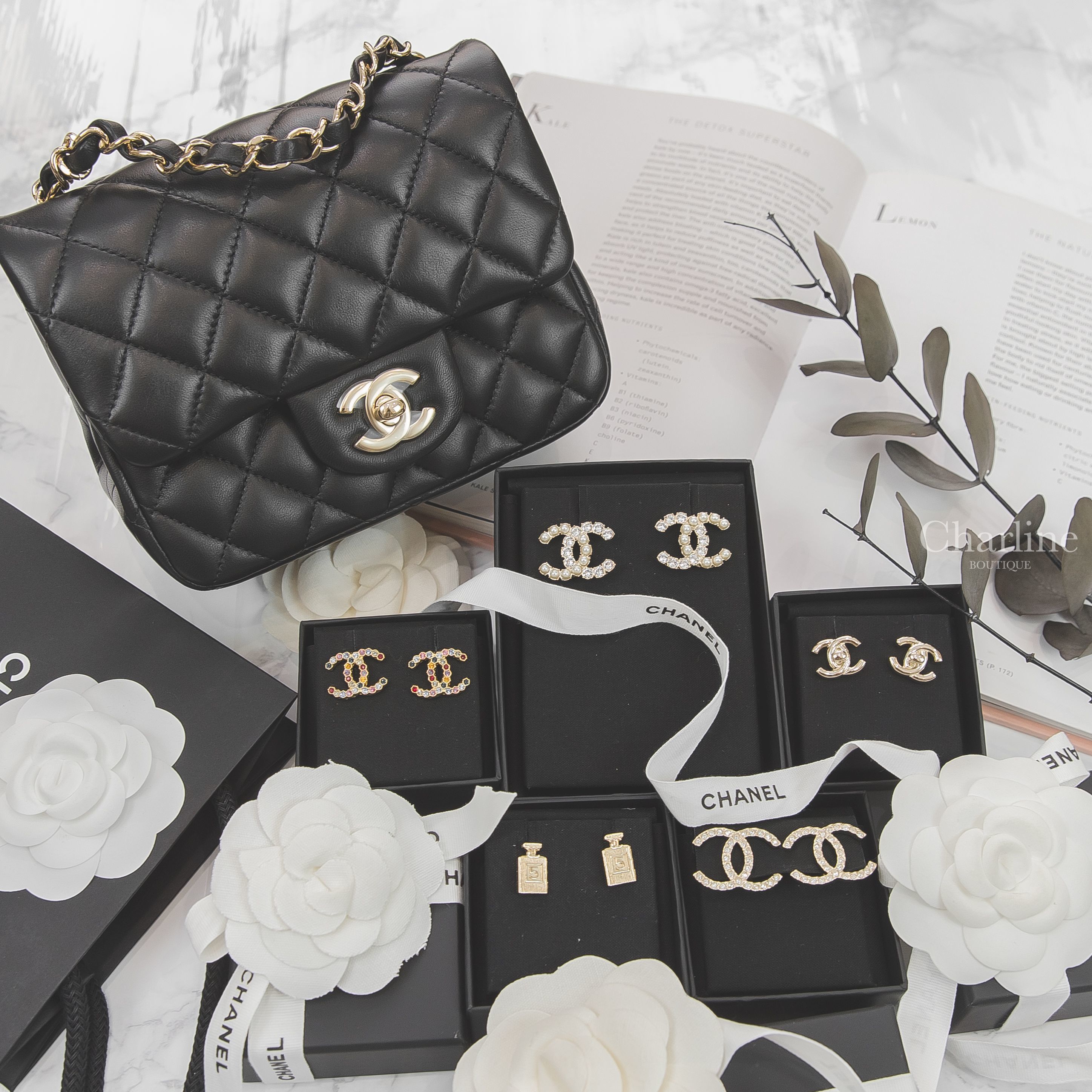 Chanel 金色方格水鑽CC耳環,Chanel 金色五號香水瓶耳環,Chanel 金色CC耳環,Chanel 淡金色珍珠水鑽CC耳環,Chanel 金色彩色CC水鑽耳環,Chanel 黑色小羊皮肩背包-Charline Boutique 精品代購
