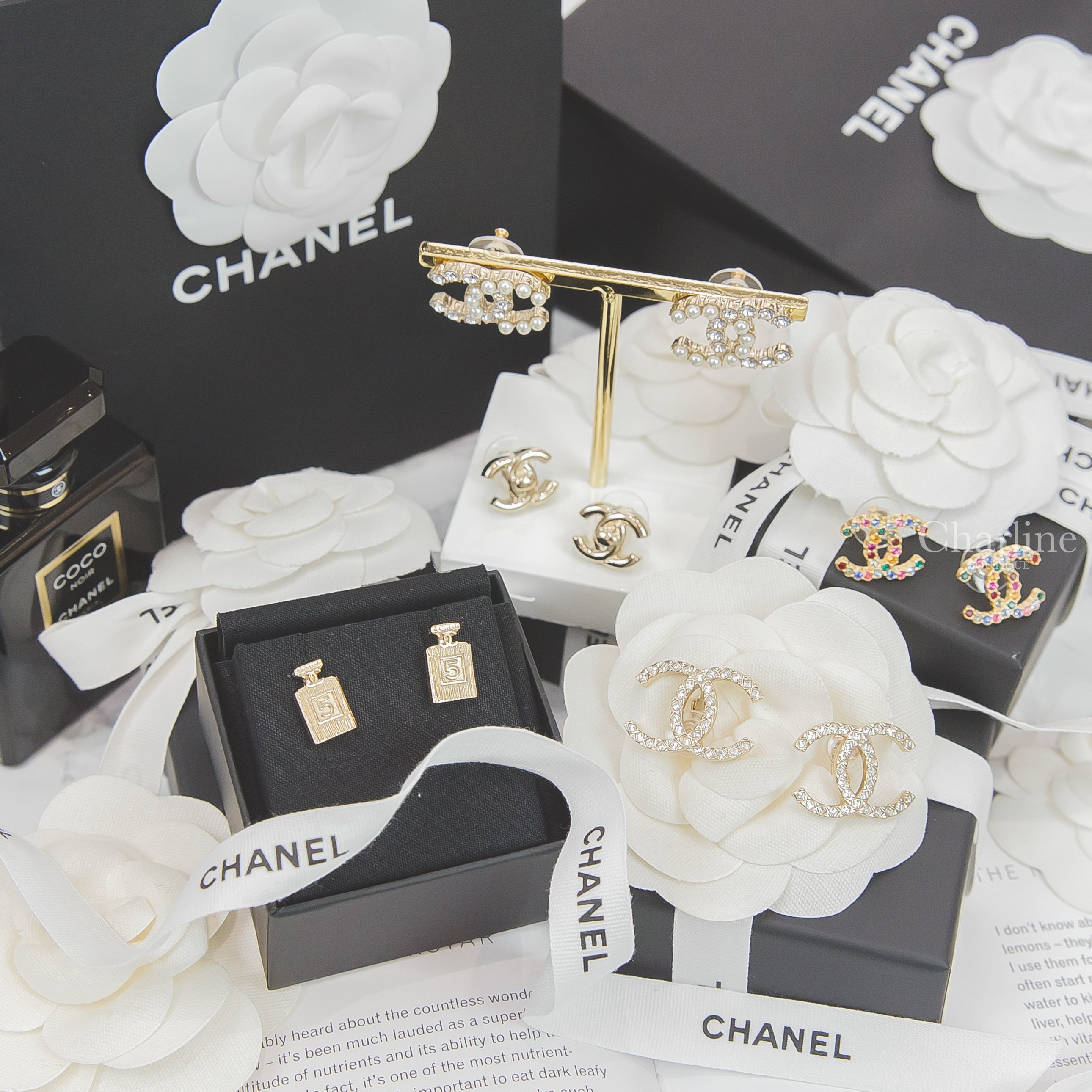 Chanel Earrings 金色方格水鑽CC夾式耳環,Chanel 金色香奈兒五號香水瓶耳環,Chanel 金色CC耳環,Chanel 淡金色白色珍珠水鑽CC耳環,Chanel金色彩色CC水鑽耳環-Charline Boutique 精品代購