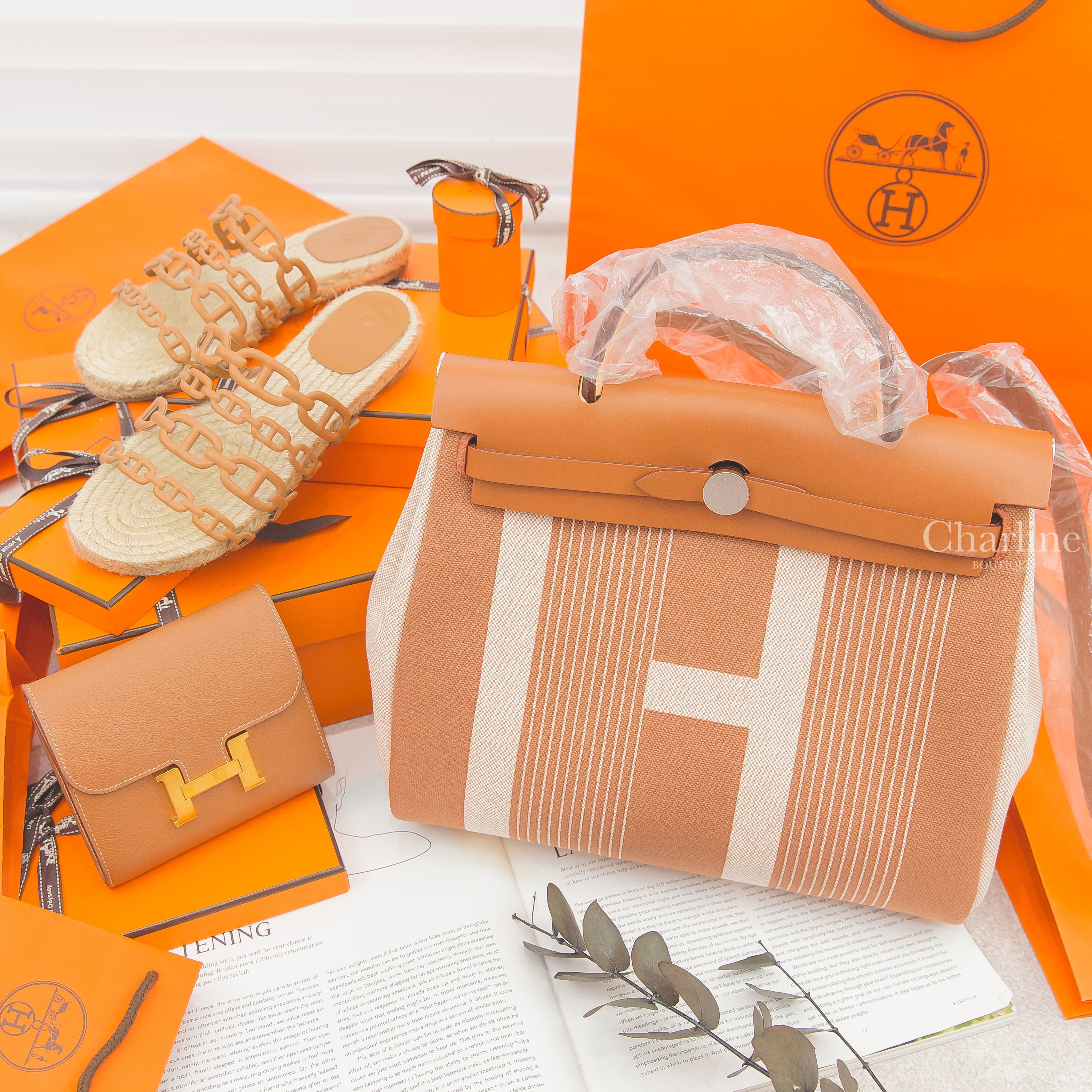Hermès Herbag Zip 31cm Retourne Y刻淺褐色米色線條H銀釦手提肩背包,Hermes Constance Compact 37 Gold Evercolor C刻焦糖色金釦短夾-Charline Boutique 精品代購