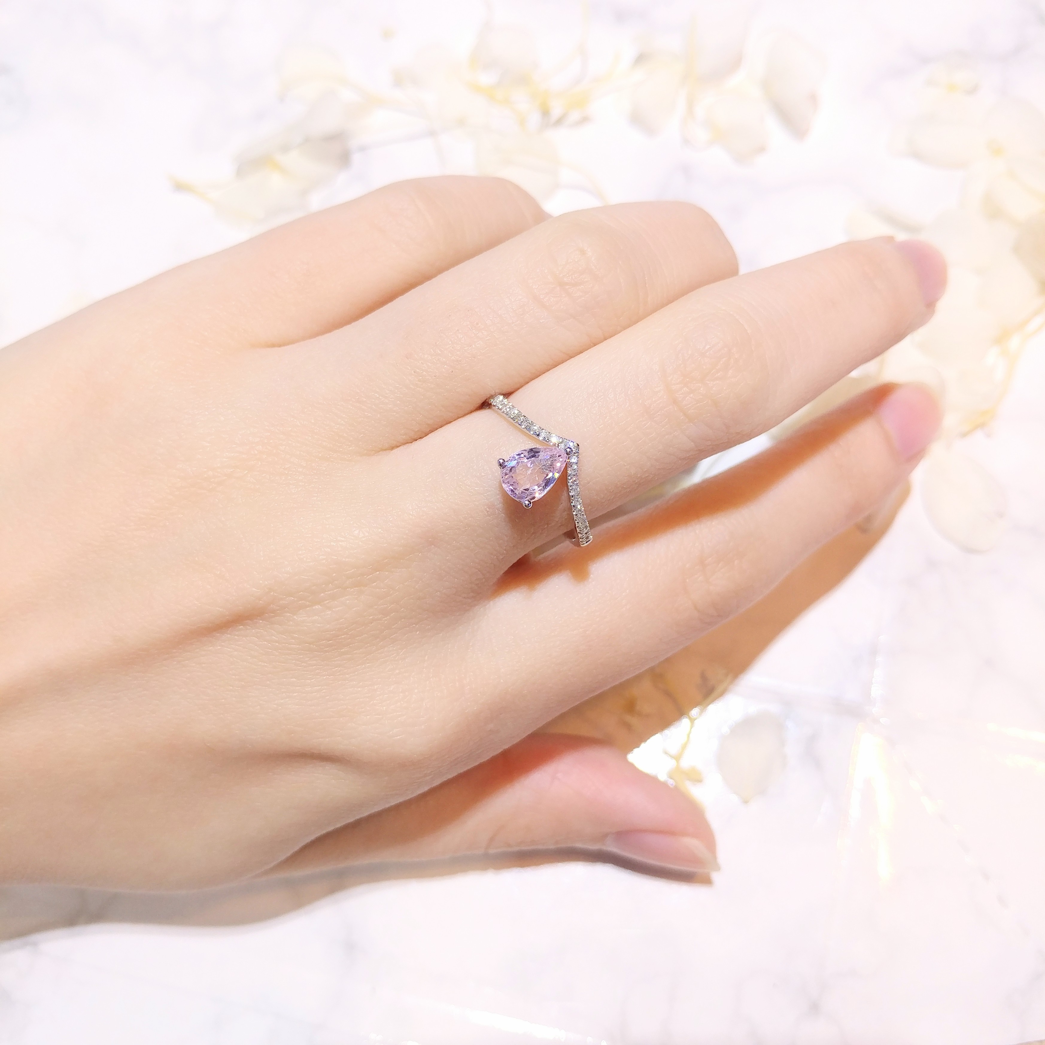 全新18K白金【單粒77份粉紅藍寶】配8份鑽石戒指