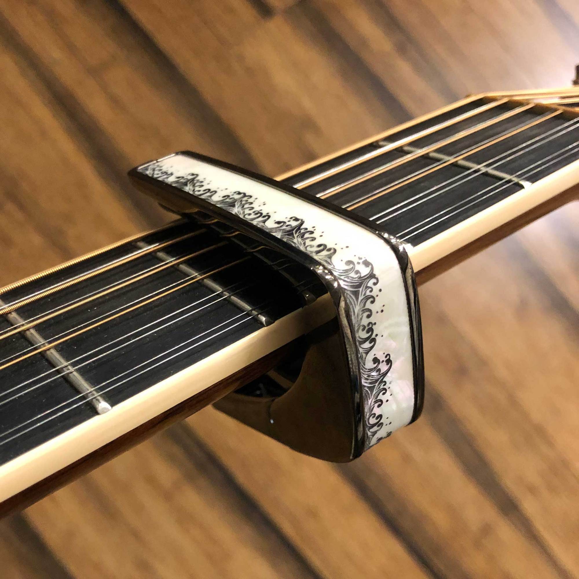 Pearl Thalia Capo CB201 with White Pearl Waves 尊絕移調夾 (MP-WAVES) 第 4 張圖片｜三峽效果器