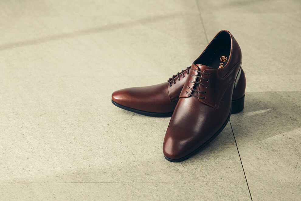 展示可可咖啡色經典流線德比鞋油感皮料在光線下的皮革光澤
