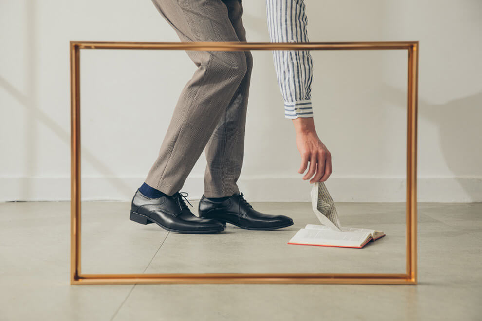 日系直男系列，黑色的經典流線德比鞋搭配休閒棕色西褲