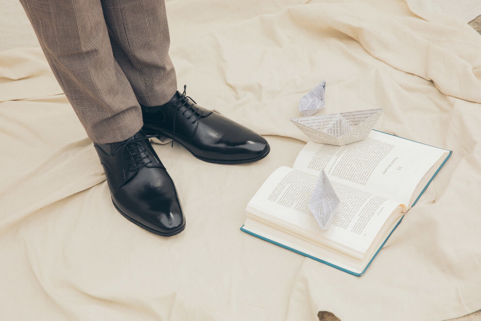 簡約黑色的經典流線德比鞋搭配休閒棕色西褲
