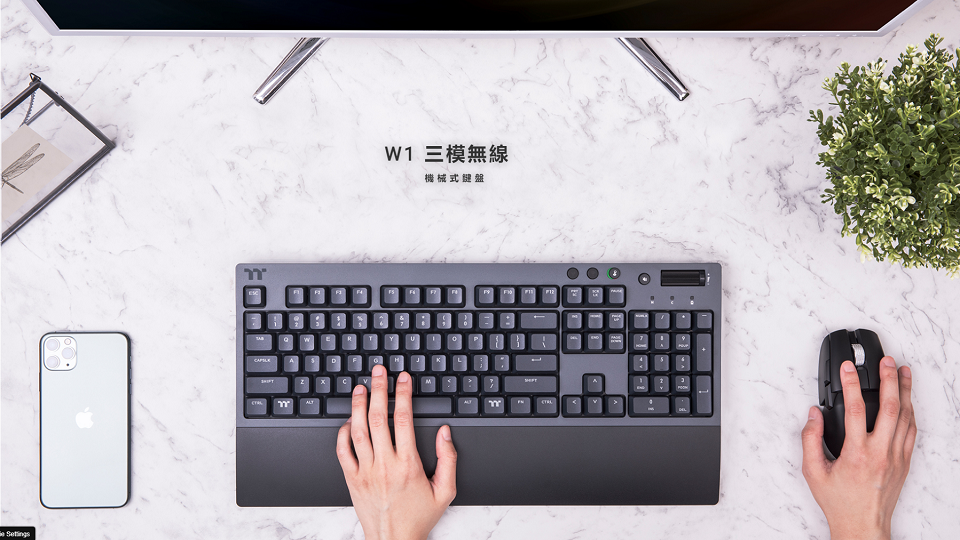 米特3C數位–Thermaltake 曜越 W1 青軸鍵盤 三模無線藍牙電競鍵盤/GKB-WOW-BLSNTC-01
