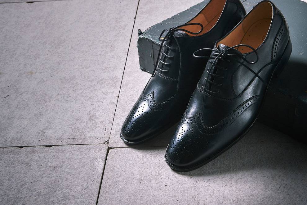 牛津鞋 日光下的黑色3/4雕花鋸齒翼紋牛津鞋鞋側面展示