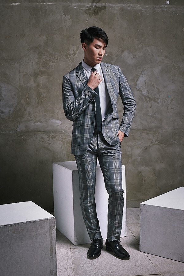 牛津鞋 站姿模特身穿灰色格紋西裝搭配黑色3/4雕花鋸齒翼紋牛津鞋