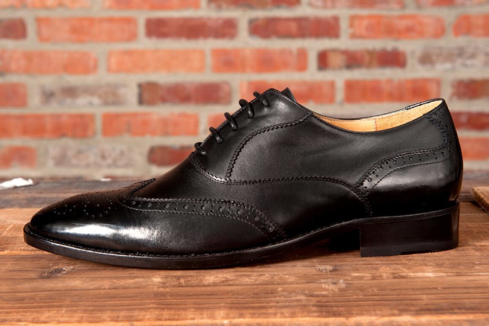牛津鞋 展示經典黑色3/4雕花鋸齒翼紋牛津鞋鞋身側面