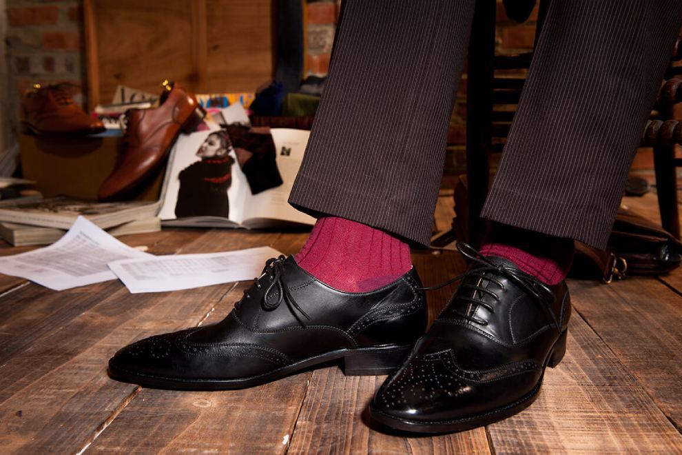 牛津鞋 紅色紳士襪搭配經典黑色3/4雕花鋸齒翼紋牛津鞋
