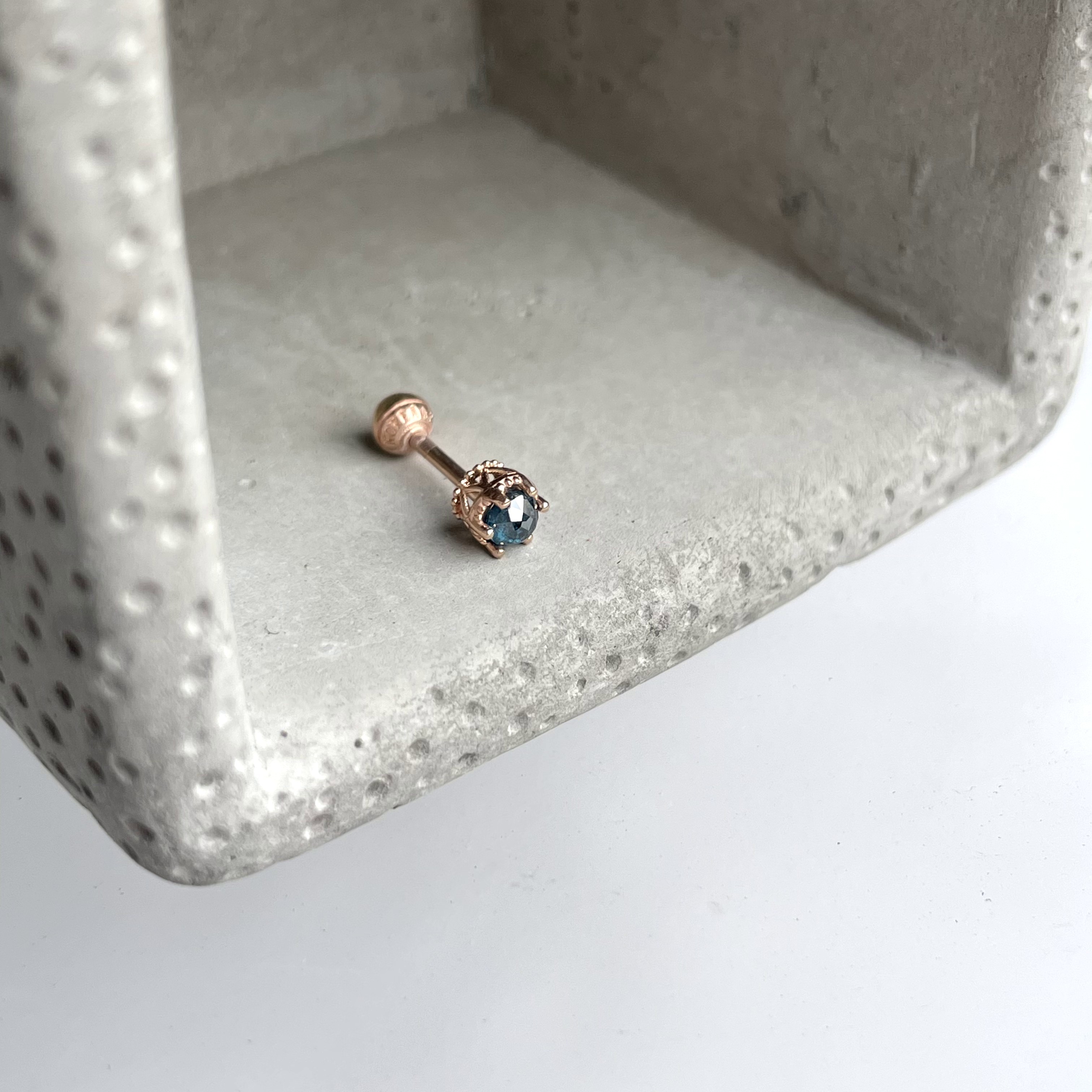 14K側簍空皇冠藍鑽原礦轉珠耳環