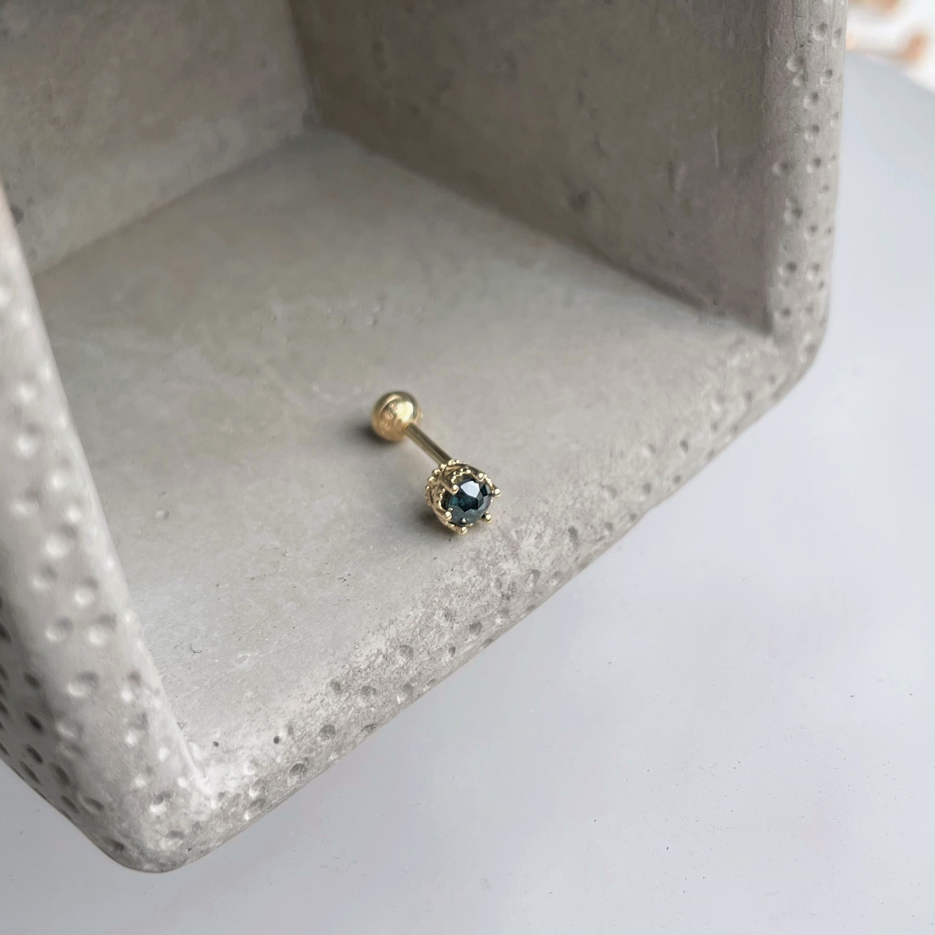 14K側簍空皇冠藍鑽原礦轉珠耳環