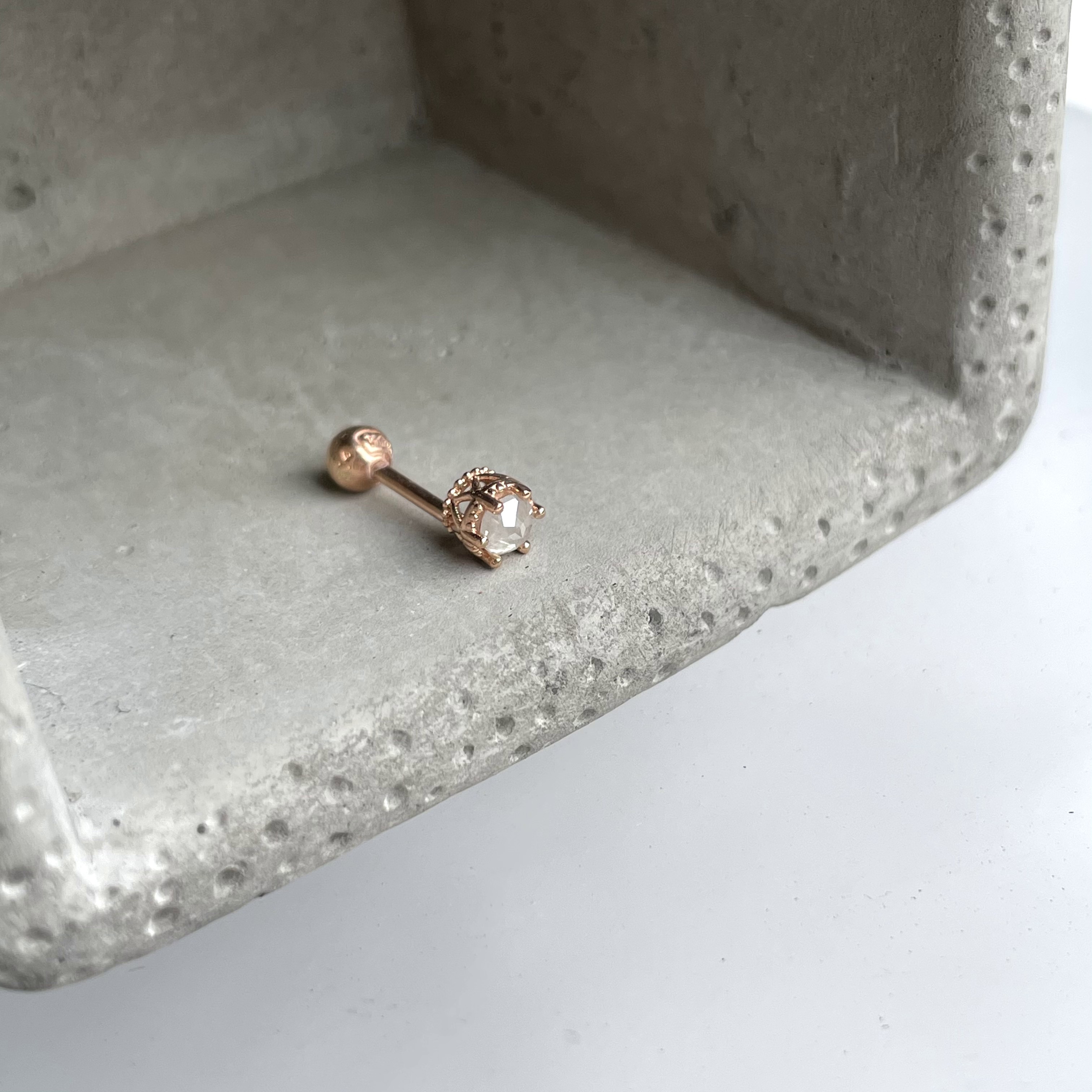 14K側簍空皇冠灰鑽原礦轉珠耳環