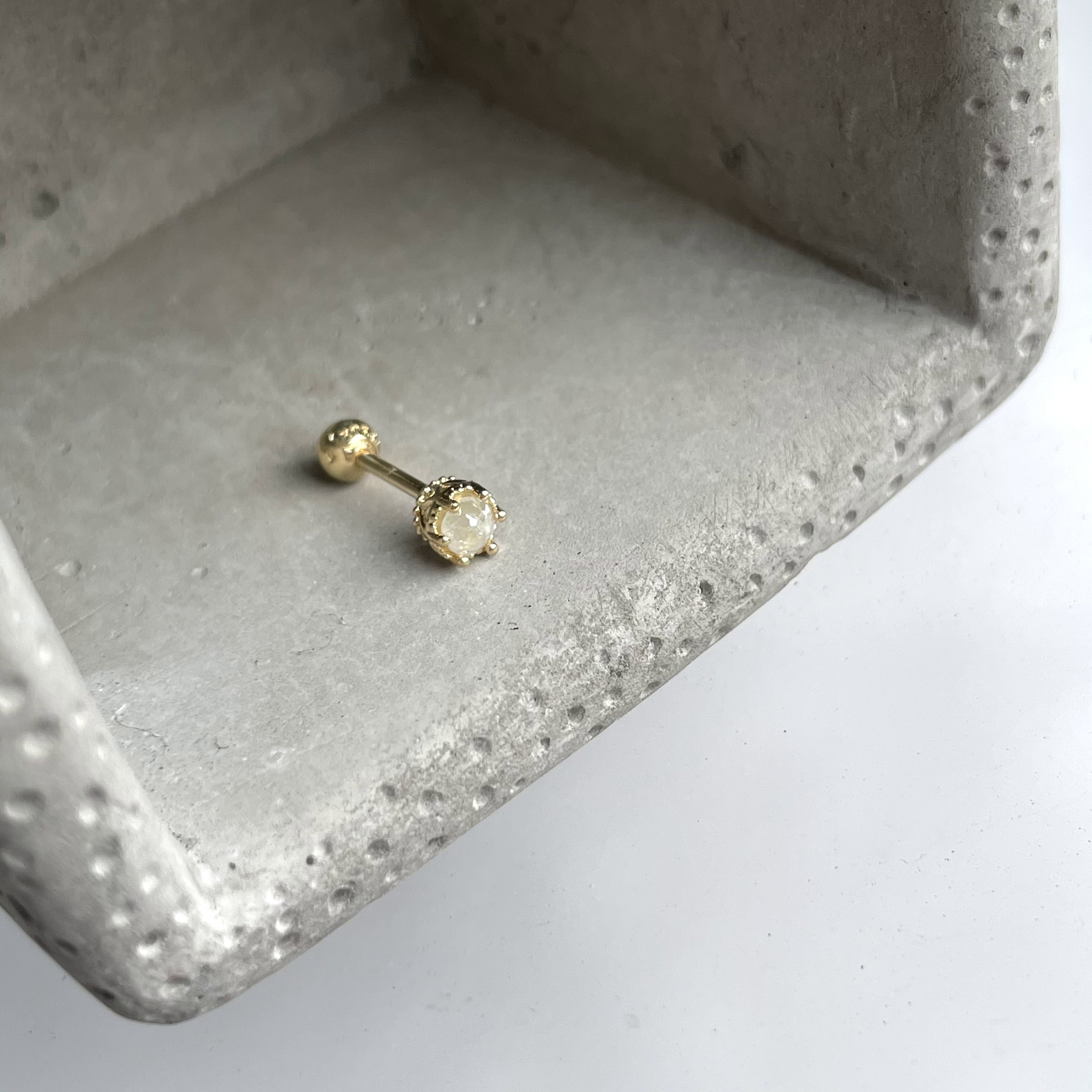 14K側簍空皇冠灰鑽原礦轉珠耳環