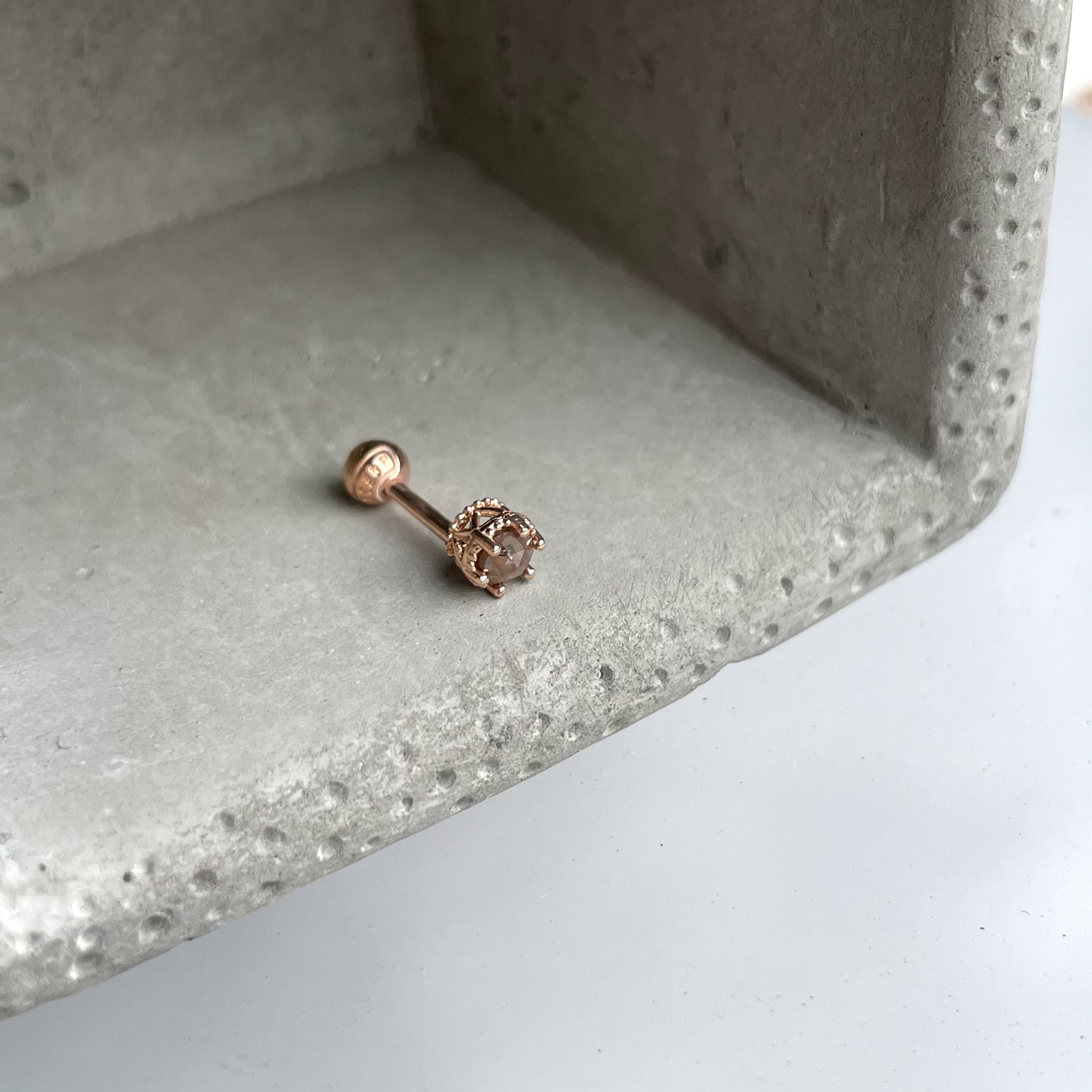 14K側簍空皇冠棕鑽原礦轉珠耳環