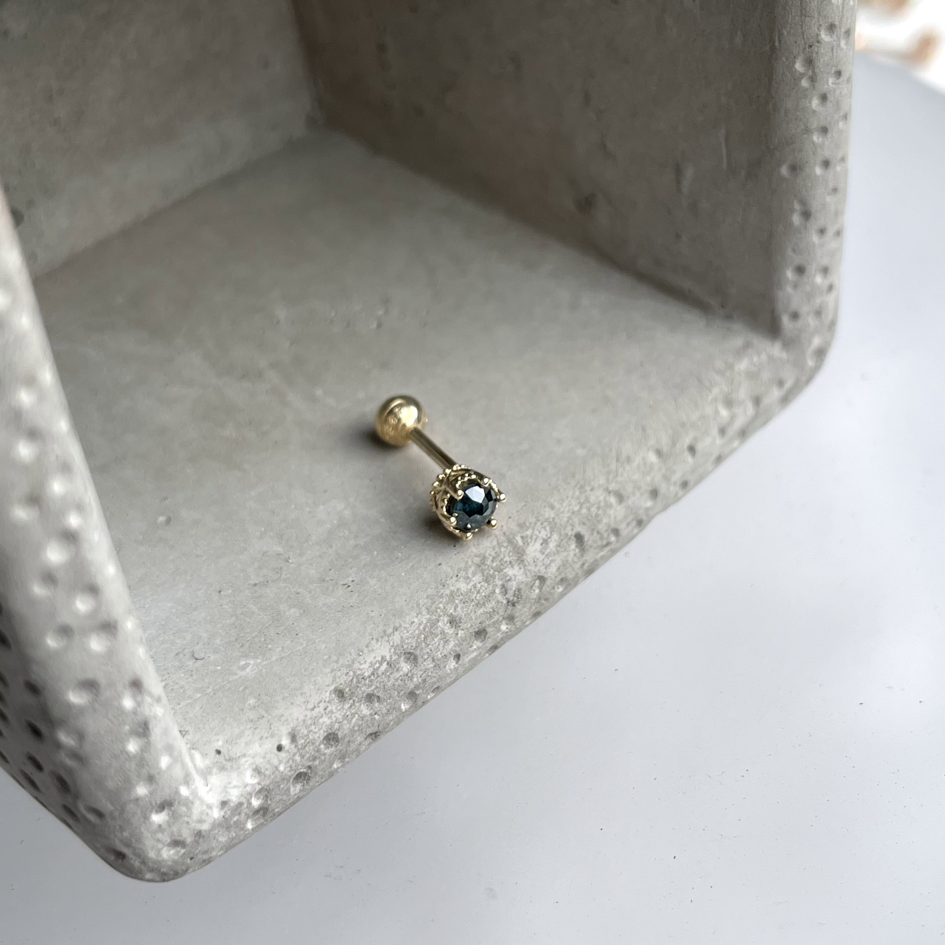 14K側簍空皇冠黑鑽原礦轉珠耳環