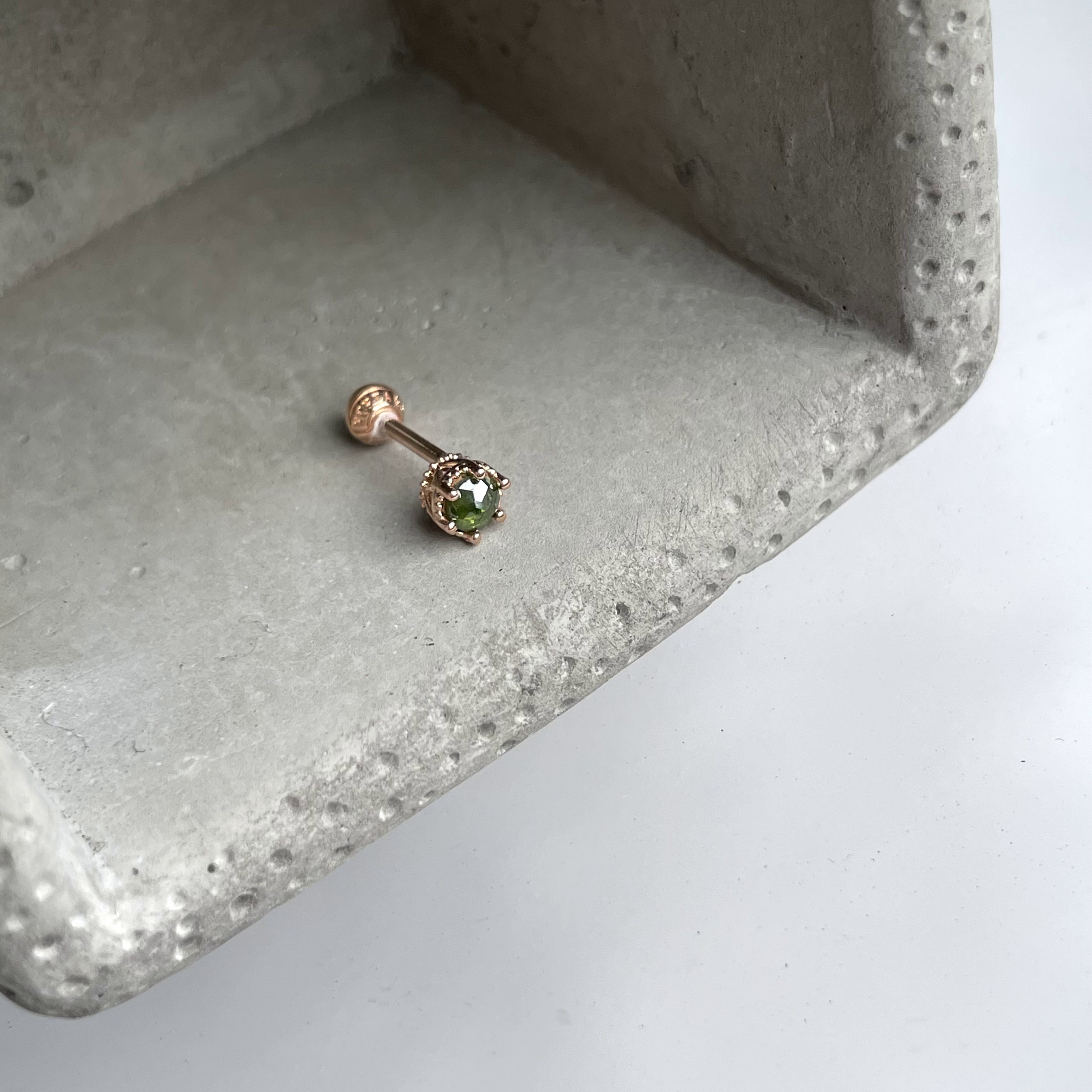 14K側簍空皇冠綠鑽原礦轉珠耳環