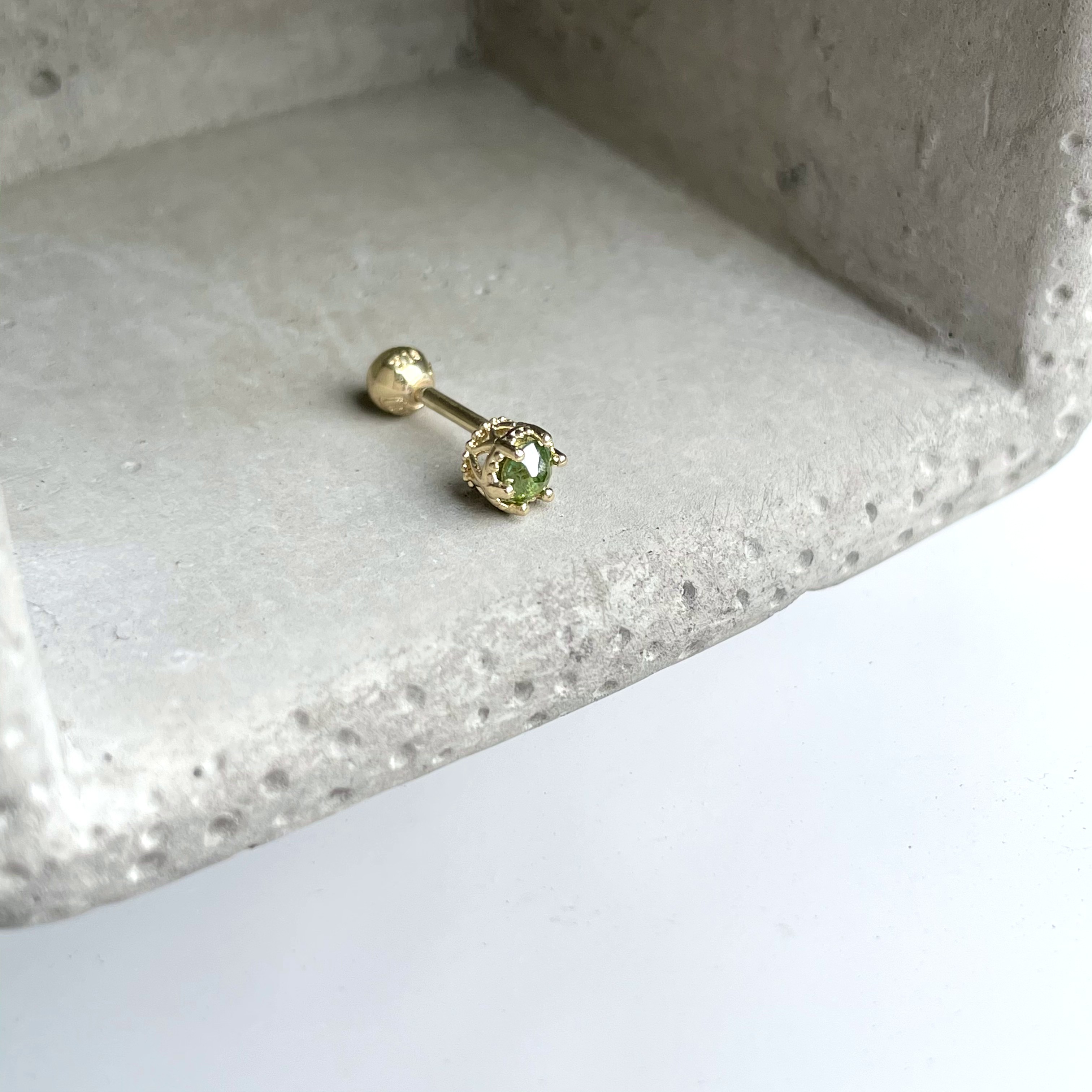 14K側簍空皇冠綠鑽原礦轉珠耳環