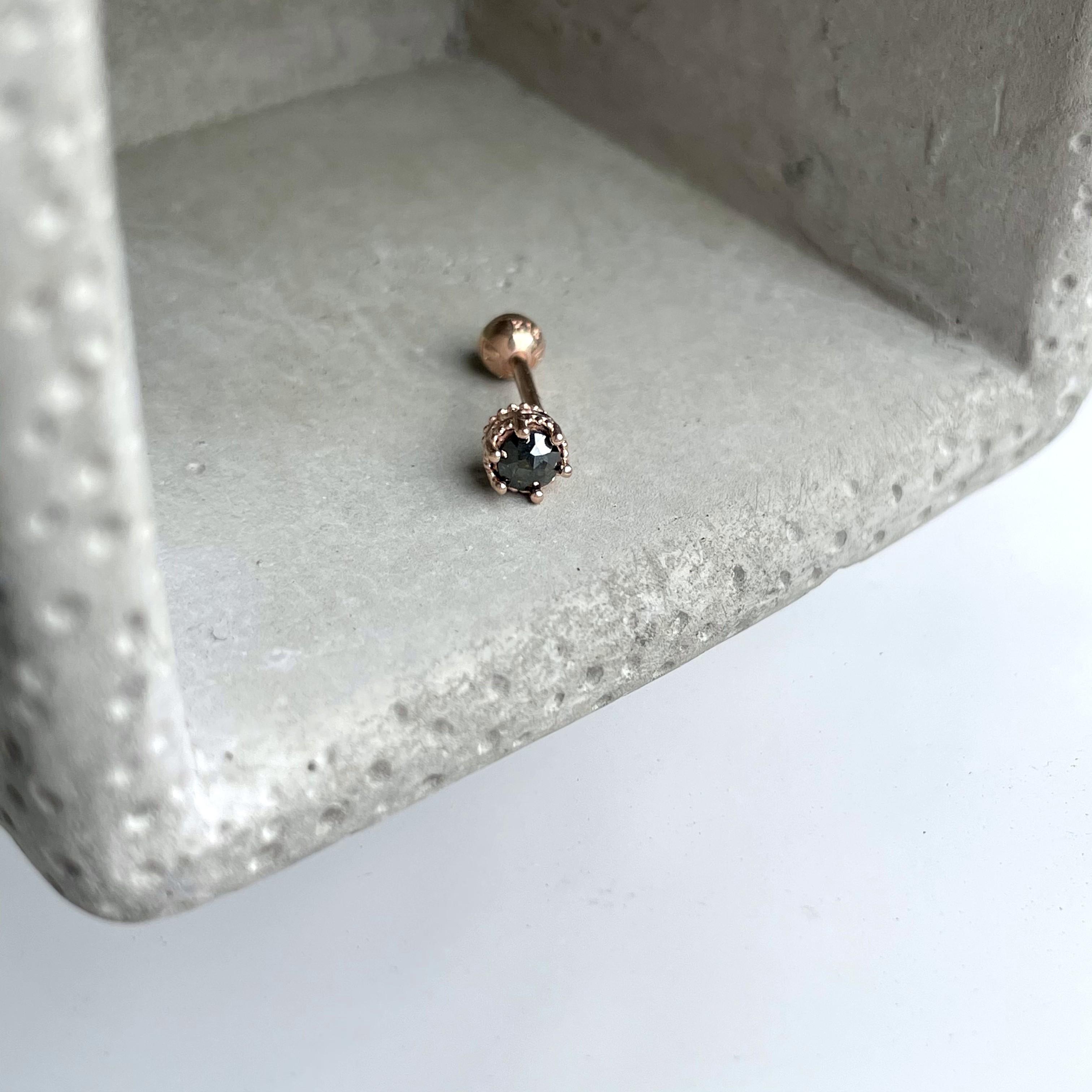 14K側簍空皇冠黑鑽原礦轉珠耳環