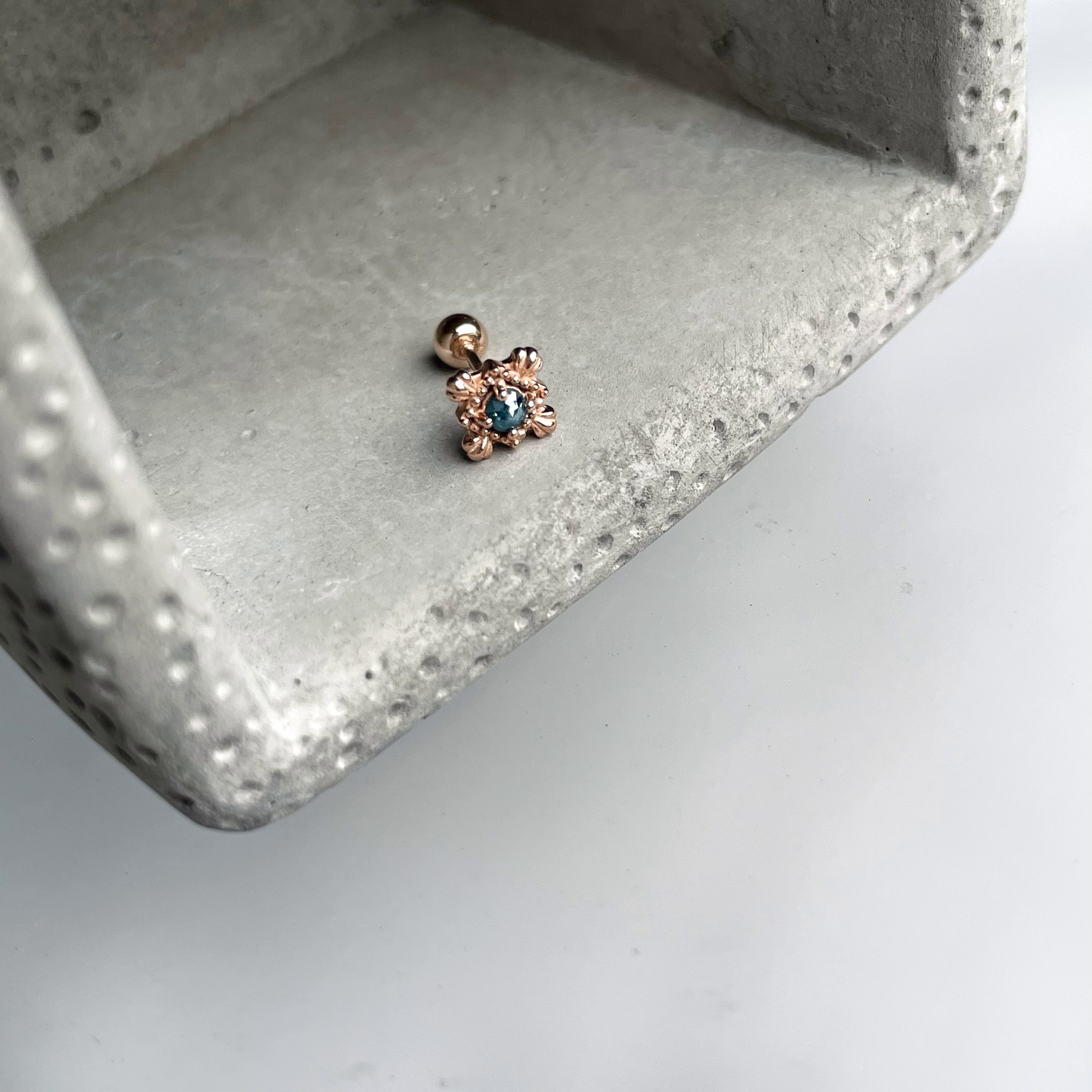 14K歐風方形藍鑽原礦轉珠耳環