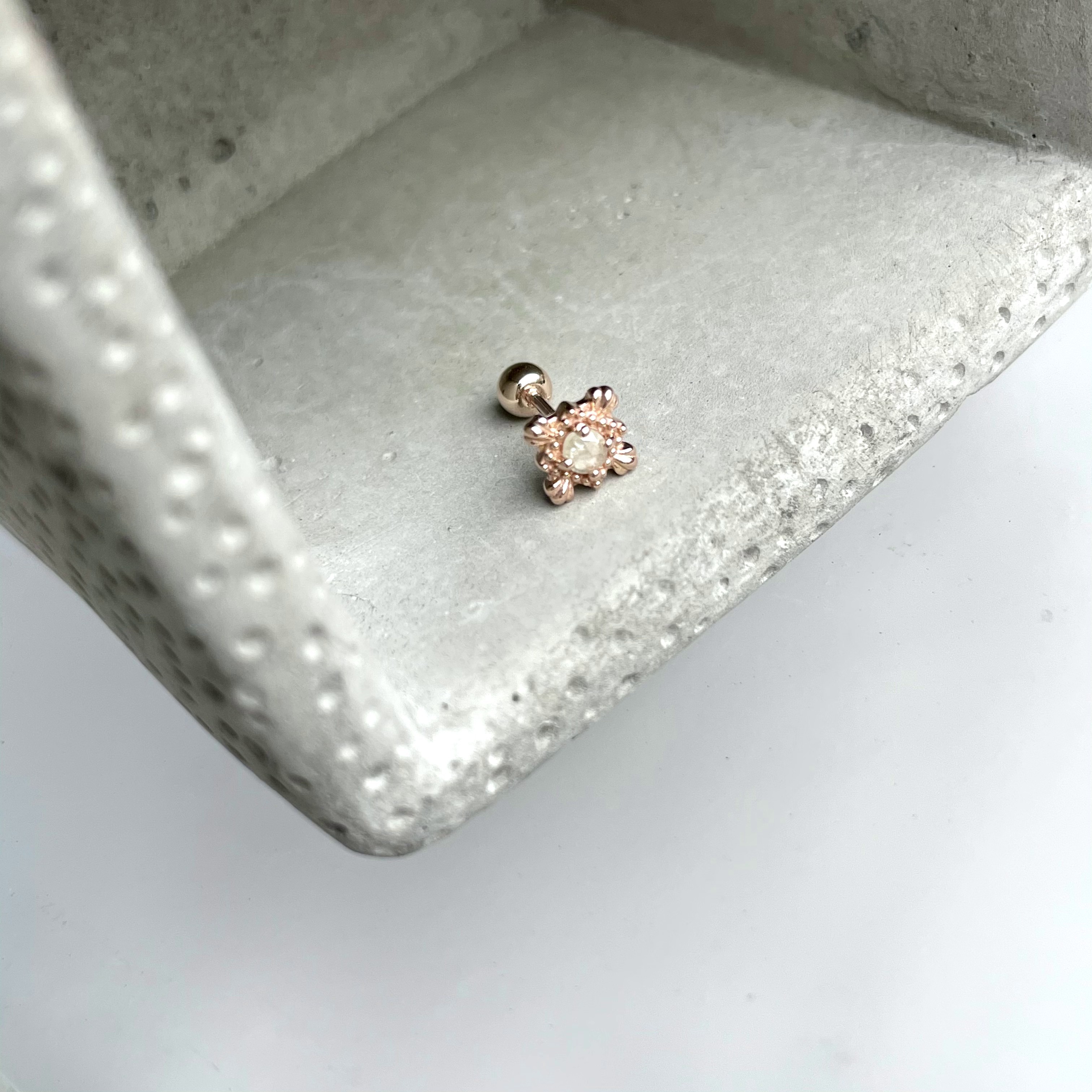 14K歐風方形灰鑽原礦轉珠耳環