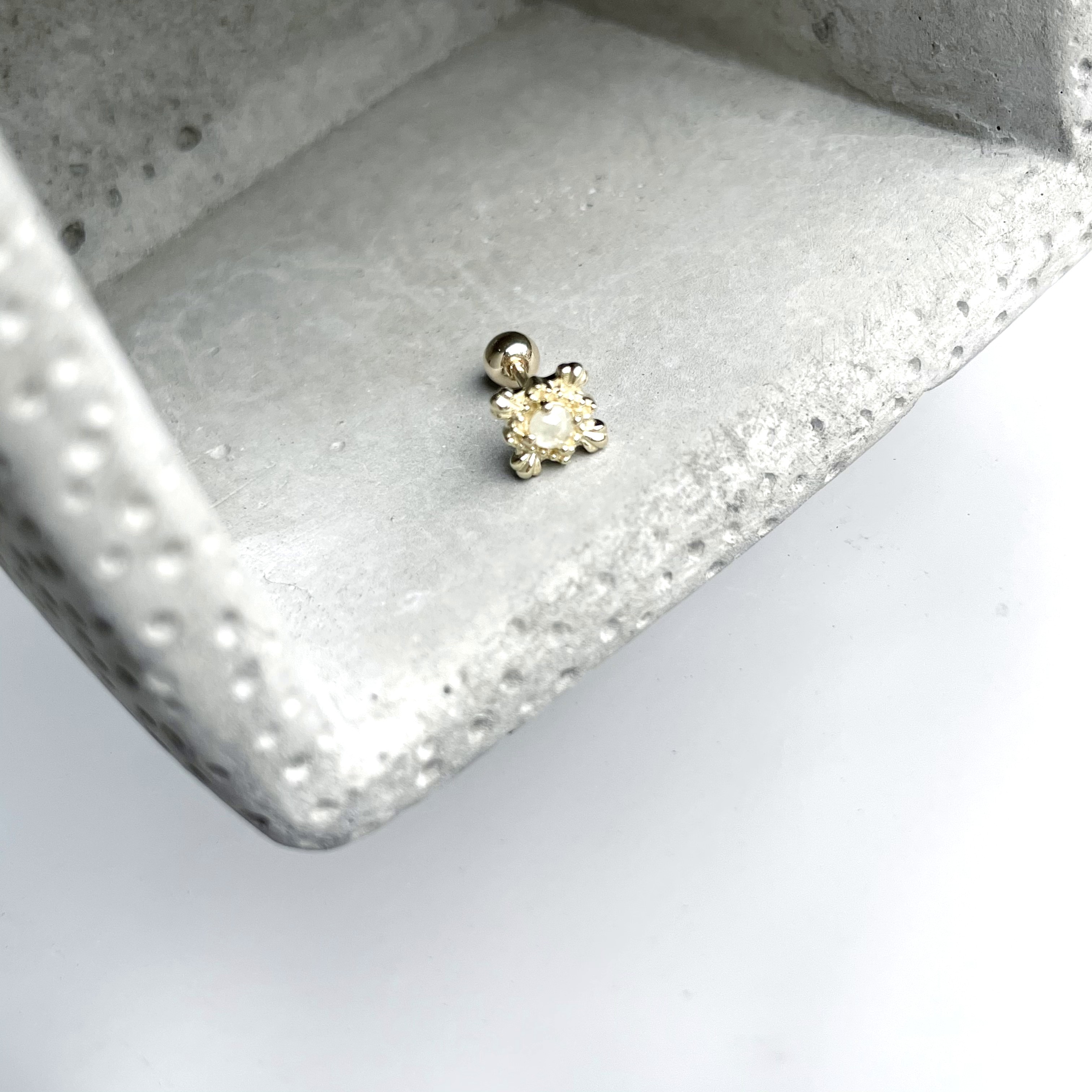 14K歐風方形灰鑽原礦轉珠耳環