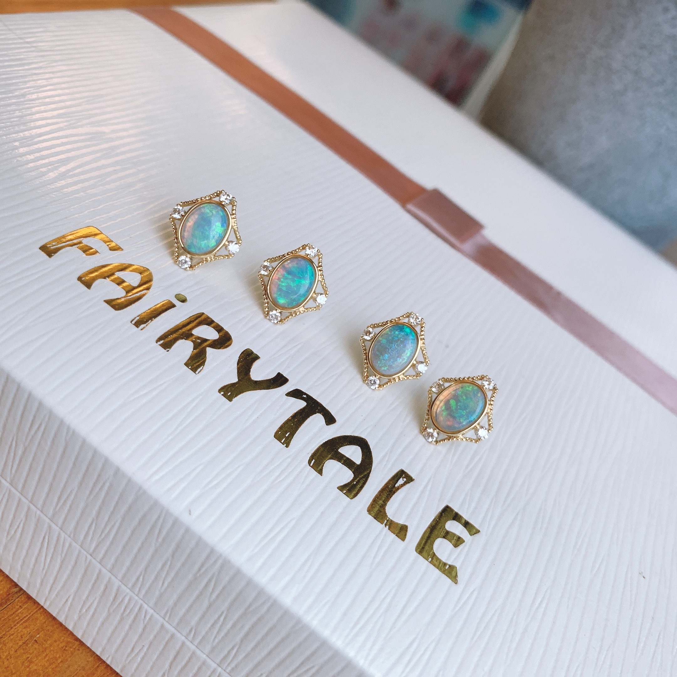 18K金澳洲Opal鑽石耳釘-鏤空滾珠邊