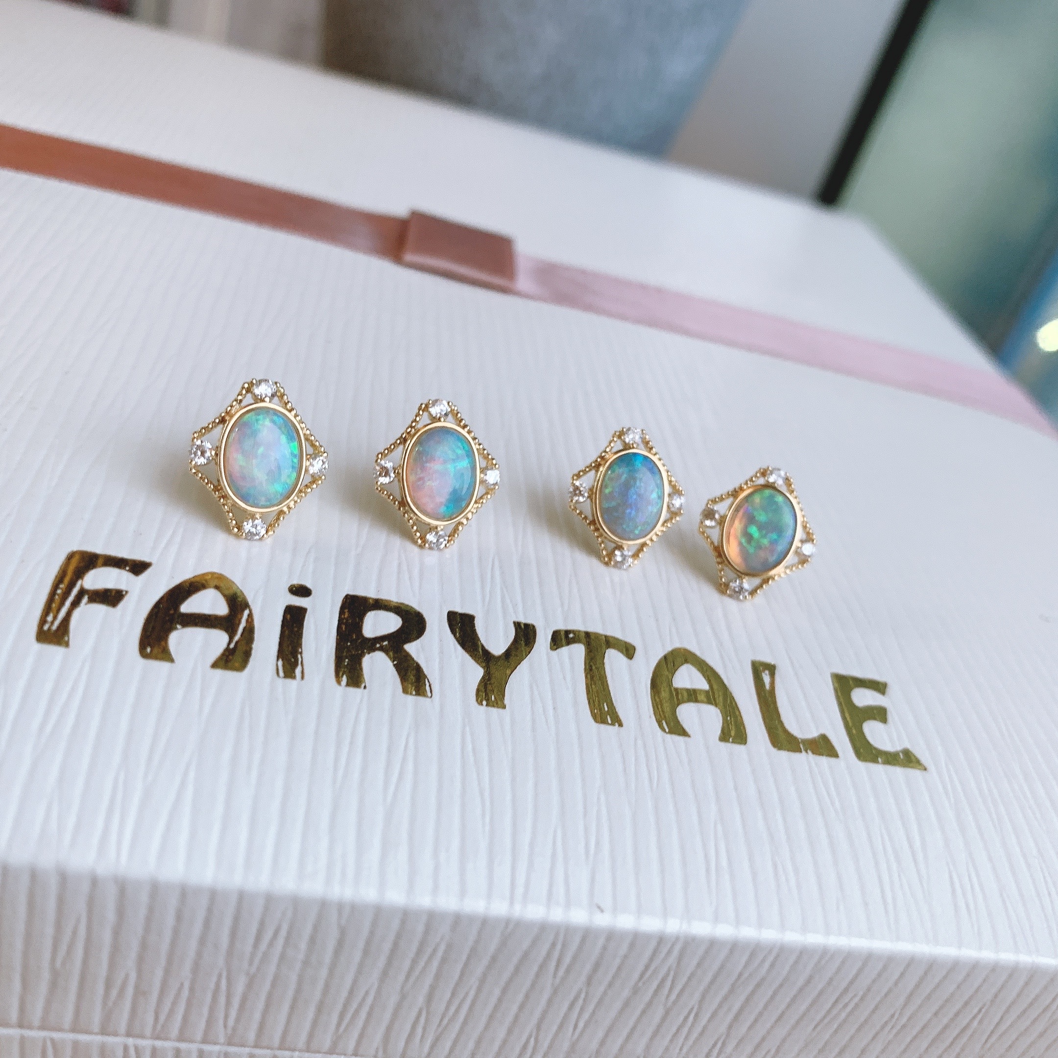 18K金澳洲Opal鑽石耳釘-鏤空滾珠邊