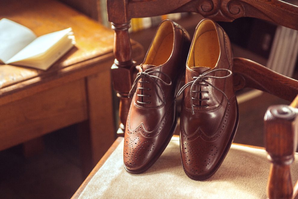 牛津鞋 展示木椅上可可咖色3/4雕花鋸齒翼紋牛津鞋鞋面設計