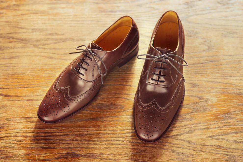 牛津鞋 俯視可可咖色3/4雕花鋸齒翼紋牛津鞋鞋面的翼紋、雕花、鋸齒紋設計