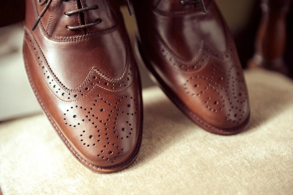 牛津鞋 特寫可可咖色3/4雕花鋸齒翼紋牛津鞋鞋頭翼紋與雕花設計