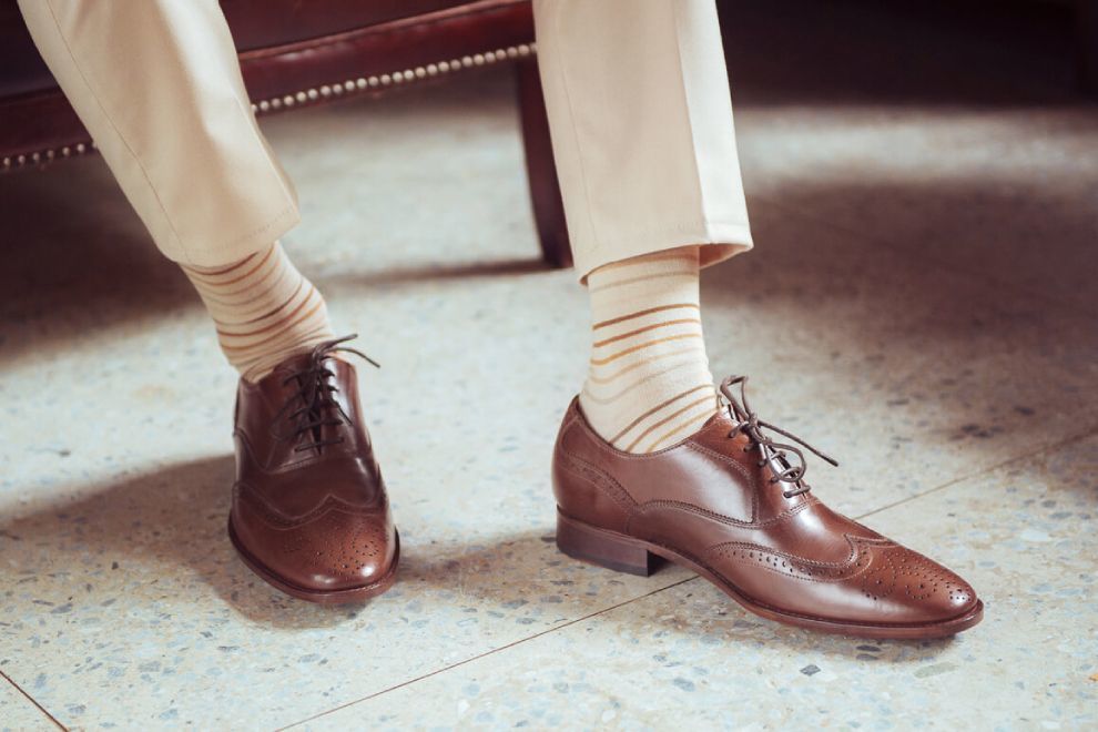 牛津鞋 可可咖色3/4雕花鋸齒翼紋牛津鞋搭配米色條文紳士襪