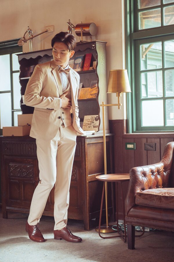 牛津鞋 可可咖色3/4雕花鋸齒翼紋牛津鞋搭配米色西裝