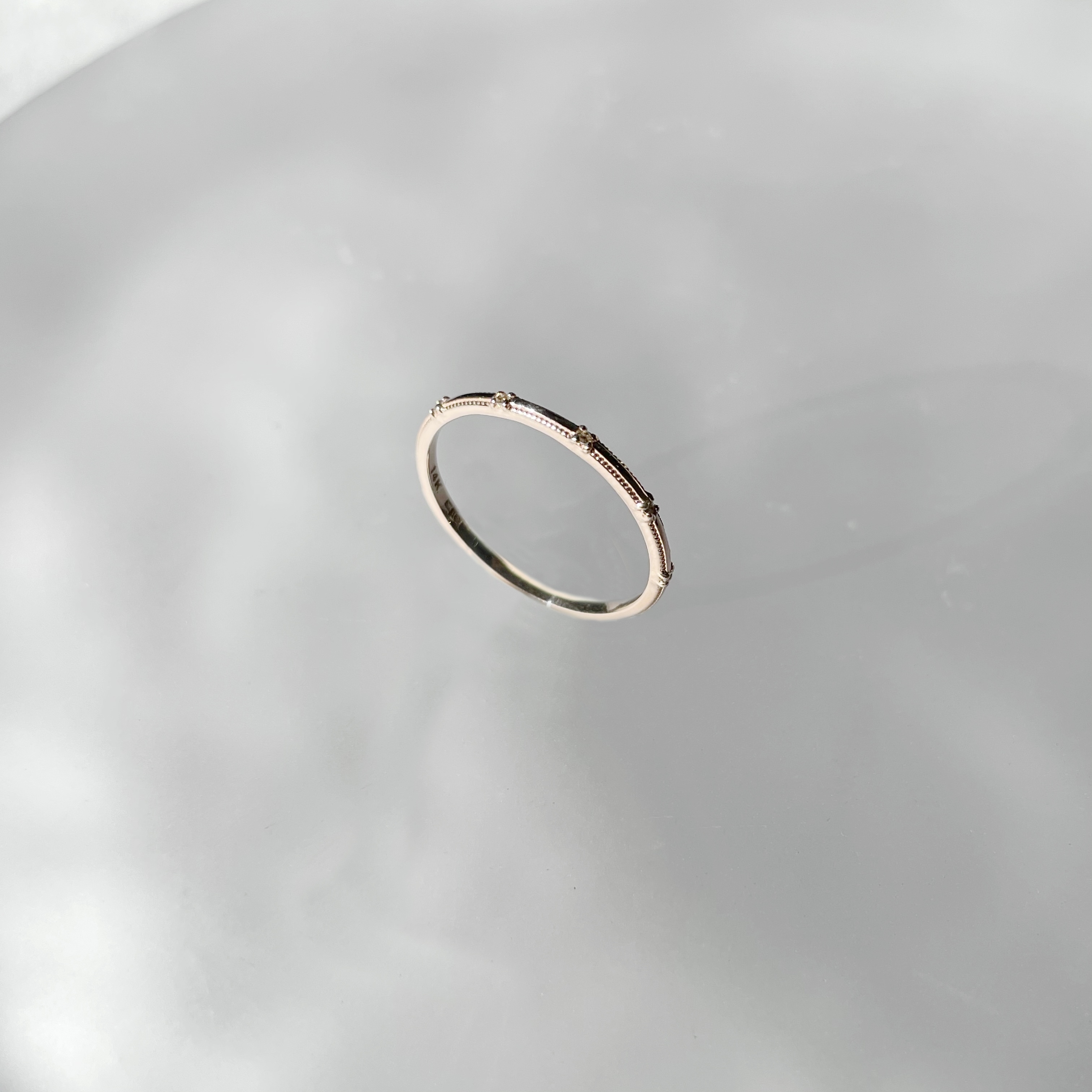 14K細緻滾邊五鑽戒指