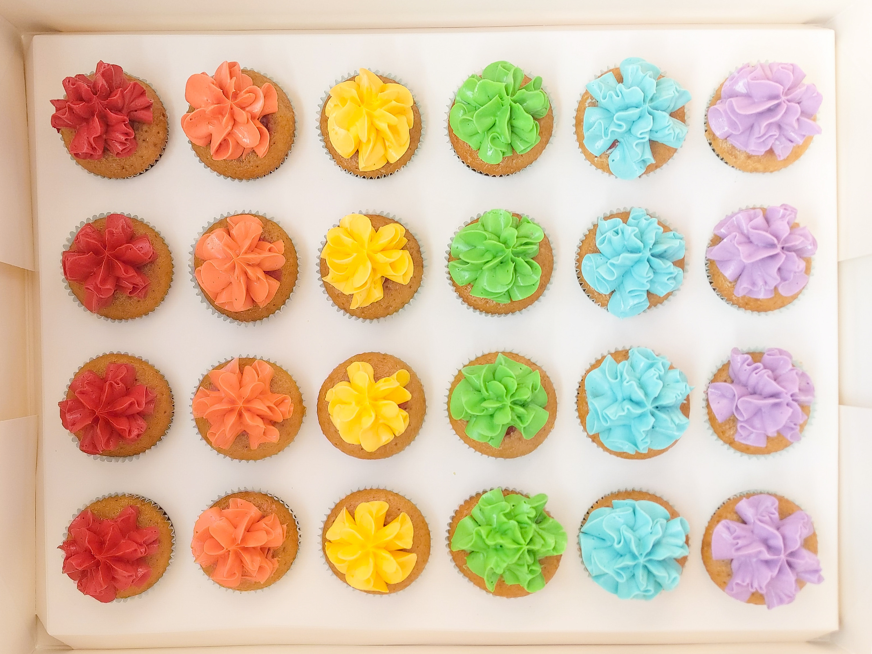 彩虹迷你杯子蛋糕