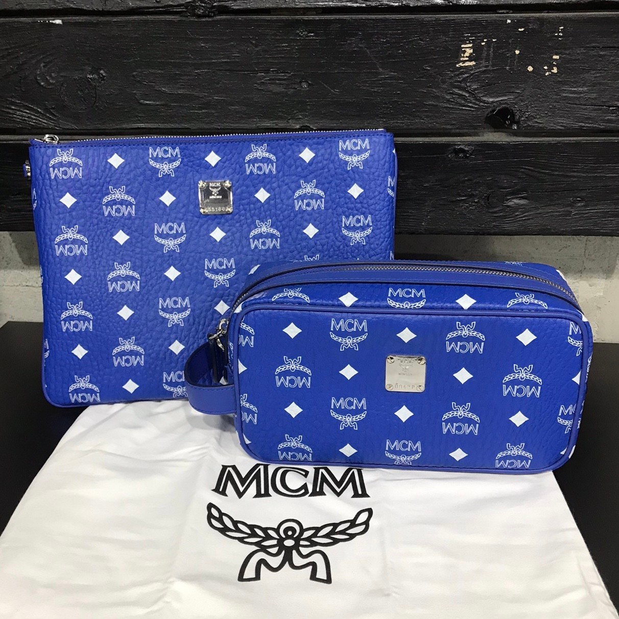 現貨巨折扣 MCM 深藍滿版Logo 手拿包 相機包 肩背包