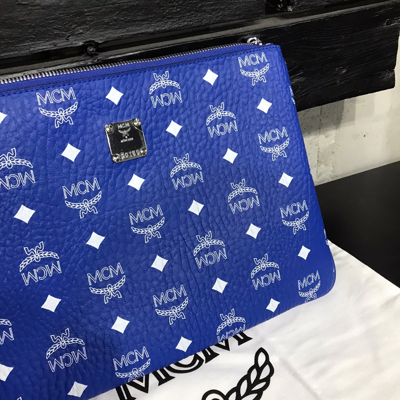 現貨巨折扣 MCM 深藍滿版Logo 手拿包 相機包 肩背包