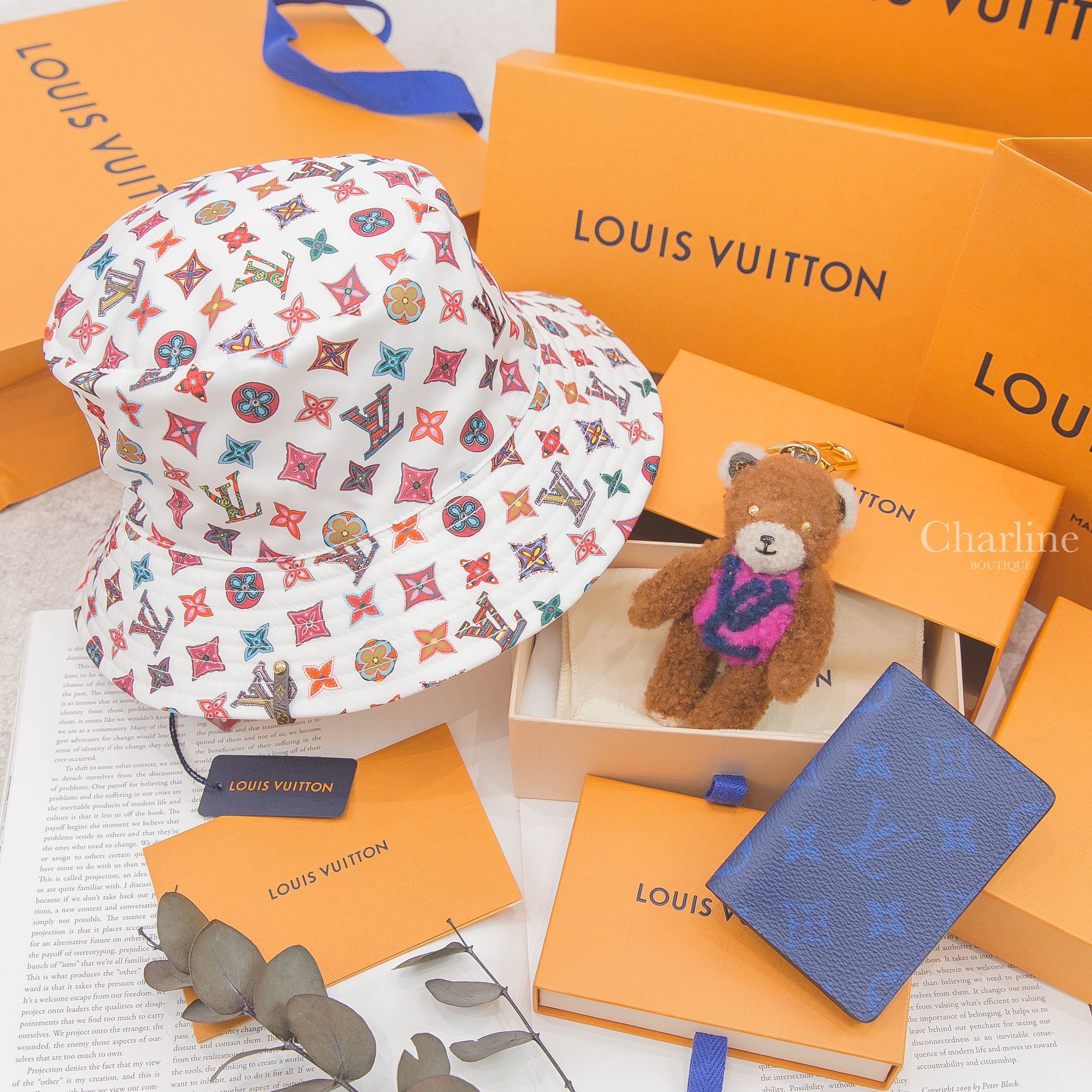 Louis Vuitton Pocket 鈷藍色老花卡片夾,Louis Vuitton Charm 咖啡色羊毛粉底黑藍LV小熊鑰匙圈,Louis Vuitton Hat 白色滿版彩色老花尼龍雙面漁夫帽-Charline Boutique 精品代購