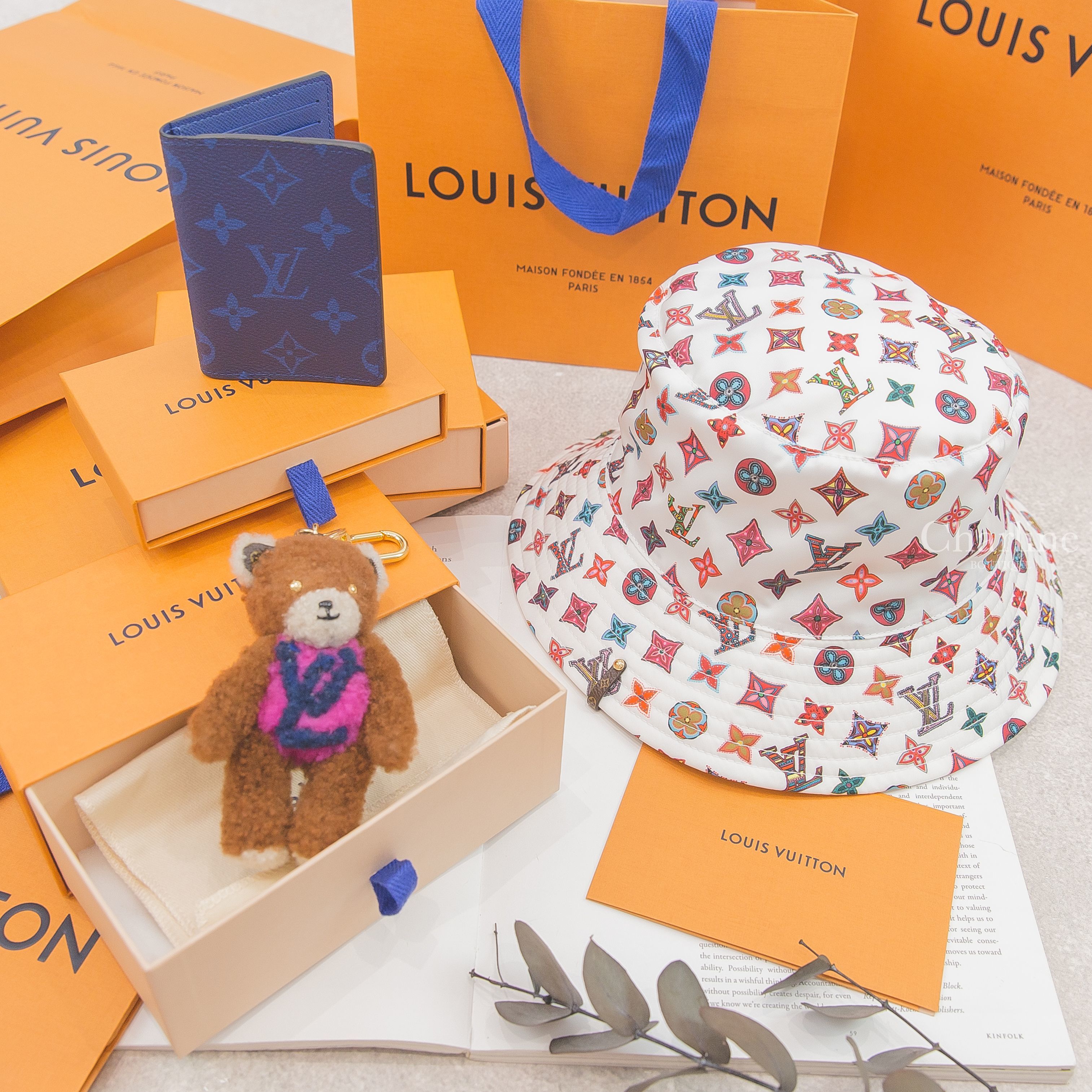 Louis Vuitton Pocket 鈷藍色老花卡片夾,Louis Vuitton Charm 咖啡色羊毛粉底黑藍LV小熊鑰匙圈,Louis Vuitton Hat 白色滿版彩色老花尼龍雙面漁夫帽-Charline Boutique 精品代購