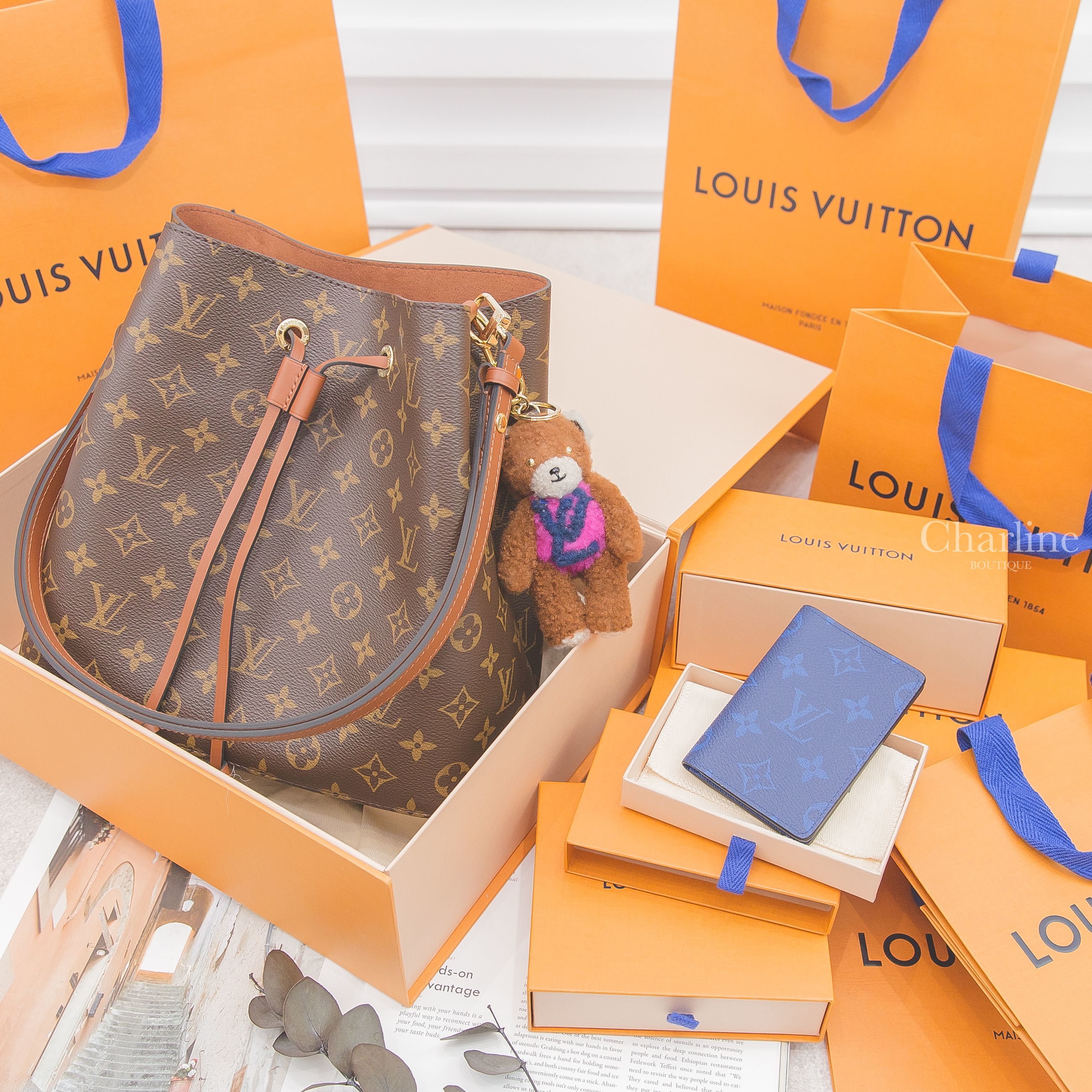 Louis Vuitton Pocket 鈷藍色老花卡片夾,Louis Vuitton Charm 咖啡色羊毛粉底黑藍LV小熊鑰匙圈,Louis Vuitton NEONOE 咖啡色與焦糖色水桶肩背包-Charline Boutique 精品代購