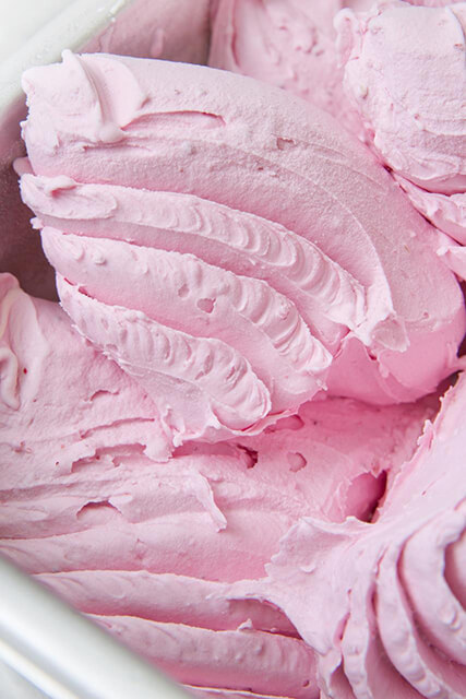 用我們的極品優格與頂級手工果醬打造獨一無二，完美無暇的頂級手工優格冰淇淋! 有別於來自美國，台灣市面常見的frozen yogurt屬於soft ice cream（軟質冰淇淋，也就是霜淇淋），雪坊的優格冰淇淋和則是屬於hard ice cream（硬質冰淇淋，一般常見以挖取整球或盒裝販售的冰淇淋），相較於冰晶較多質地鬆散的霜淇淋，hard ice cream普遍在質地上較soft ice cream來得細緻許多，…我們決定採用原本就以鮮奶水果為基底的義式冰淇淋(Gelato)工法研發優格冰淇淋，成為全國第一家非霜淇淋類型的優格冰淇淋品牌。