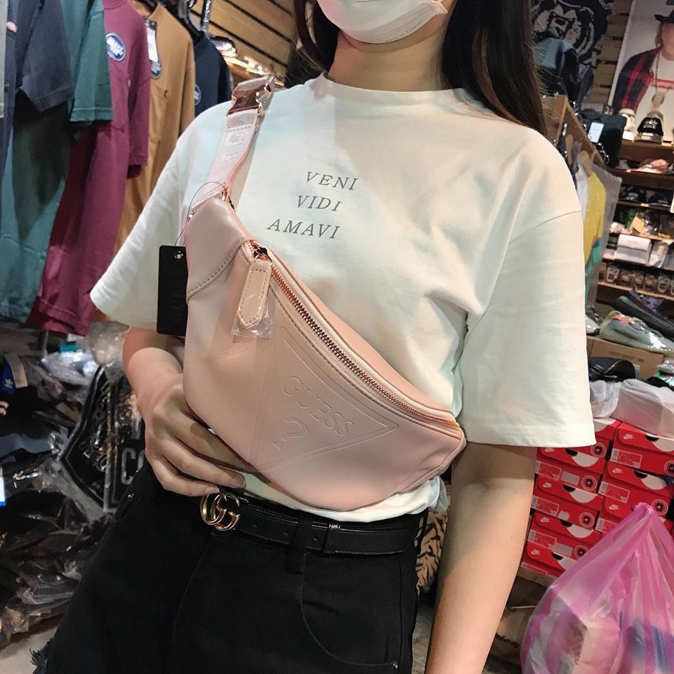 Guess 背帶滿版文字 Logo腰包 粉