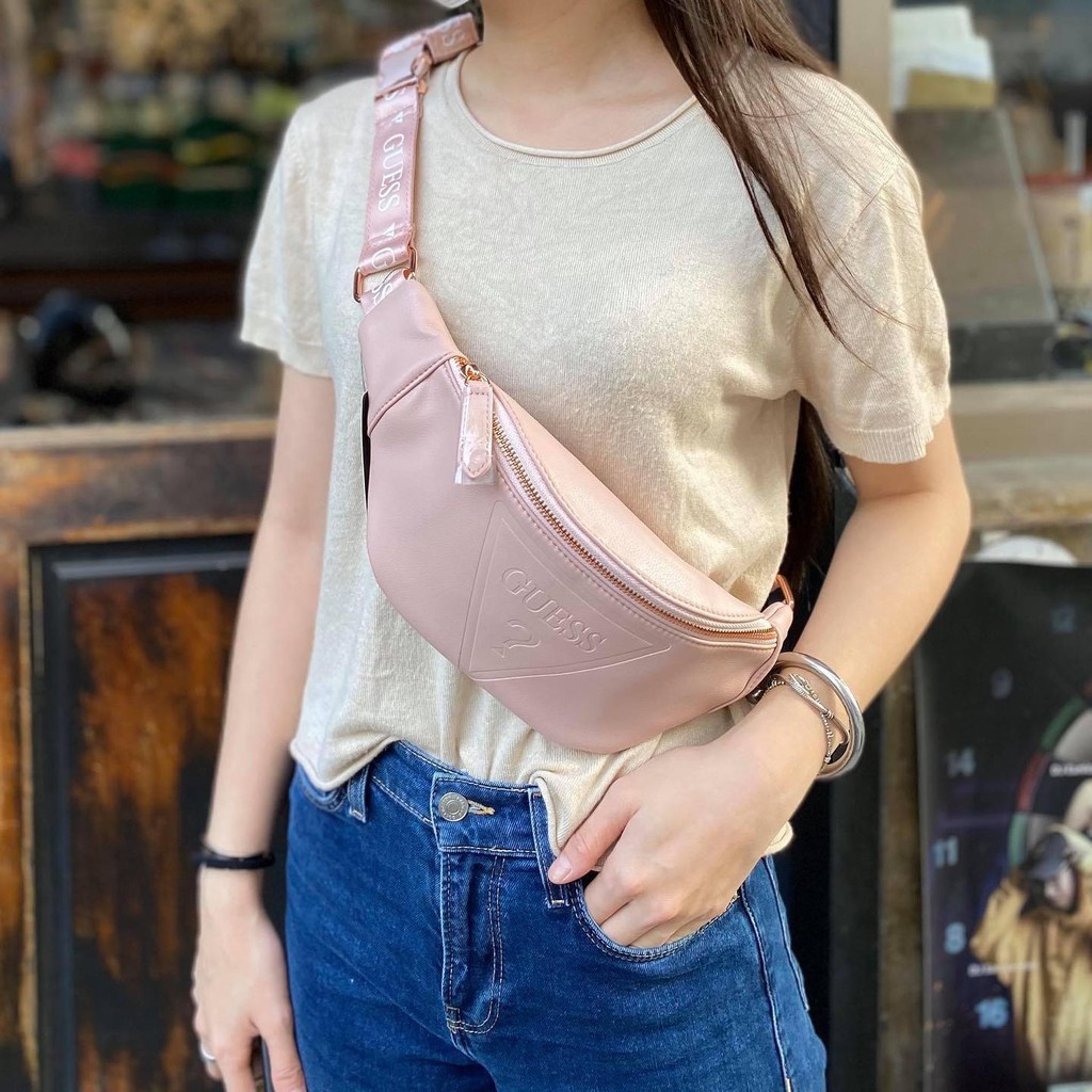 Guess 背帶滿版文字 Logo腰包 粉