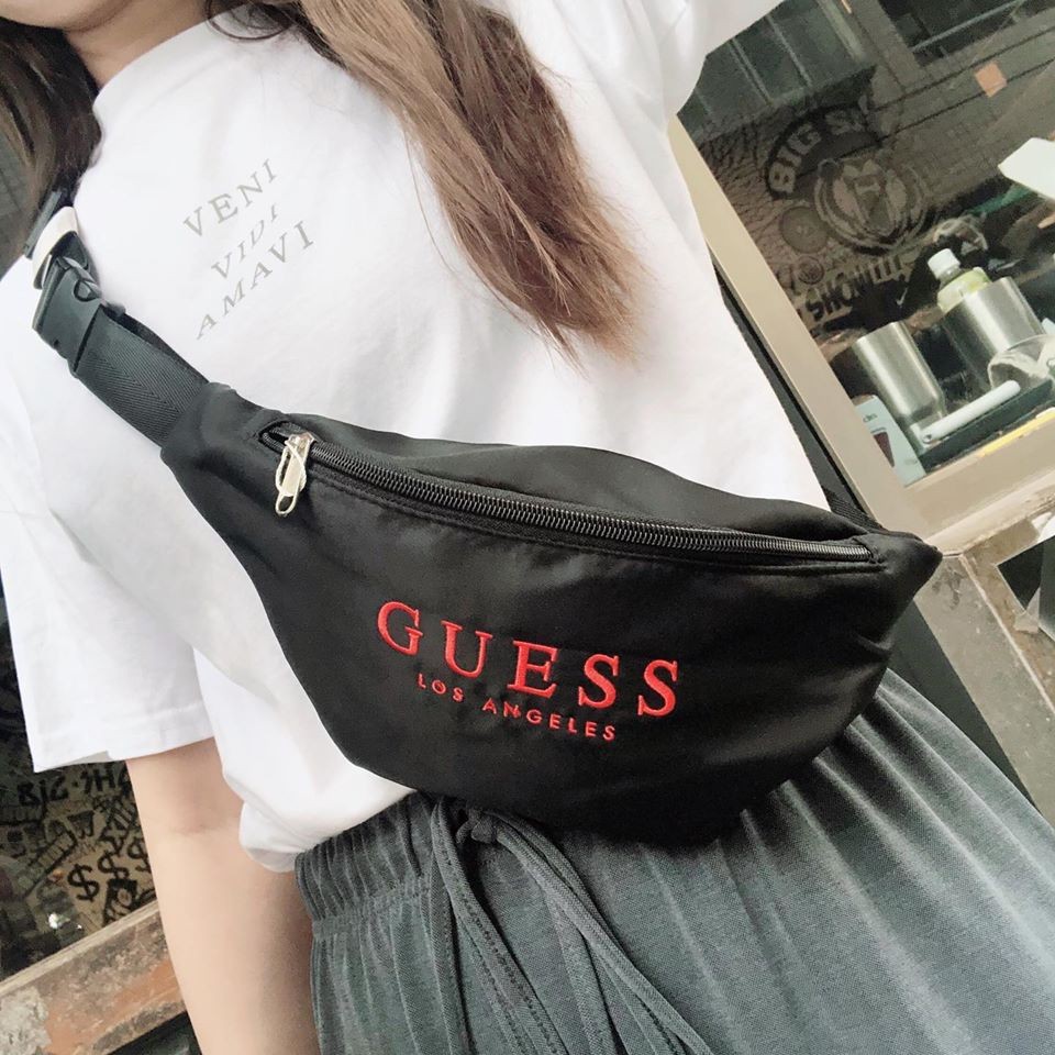 Guess 黑色 側背 刺繡紅字LOGO 腰包