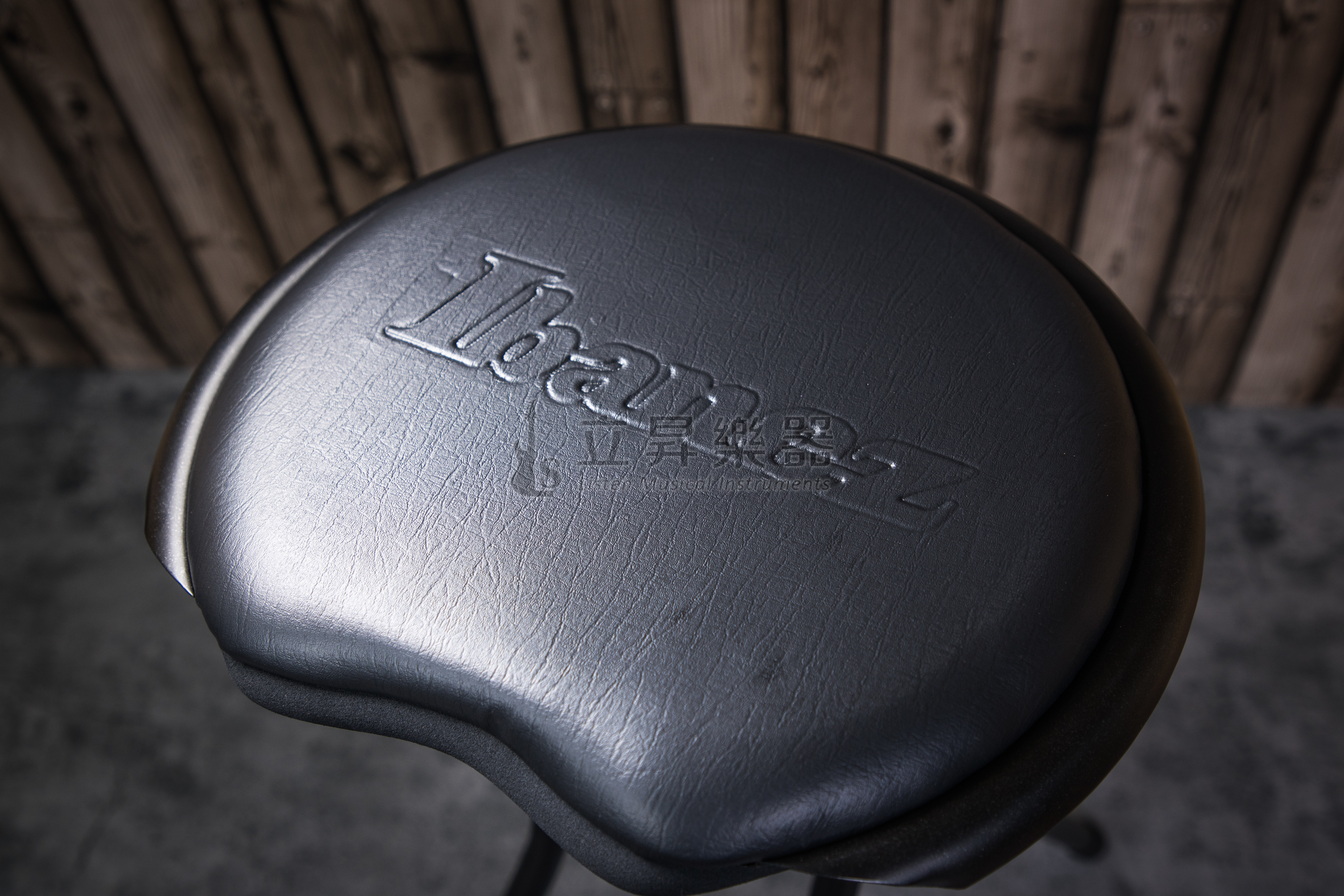 Ibanez Ibanez IMC50FS 可折疊攜帶 吉他架／表演椅／彈奏椅／街頭藝人／摺疊椅 公司貨 第 4 張圖片｜三峽吉他 / Bass