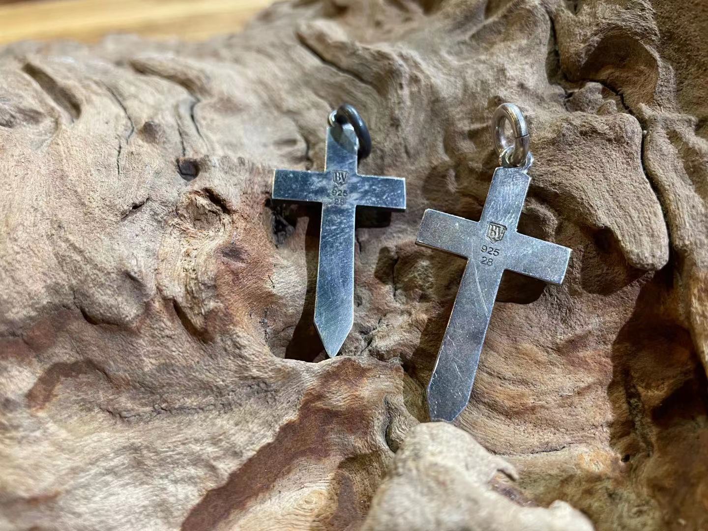 Black Venom Jewelry- Freedom & Prayer 純銀十字架吊墜(S)。